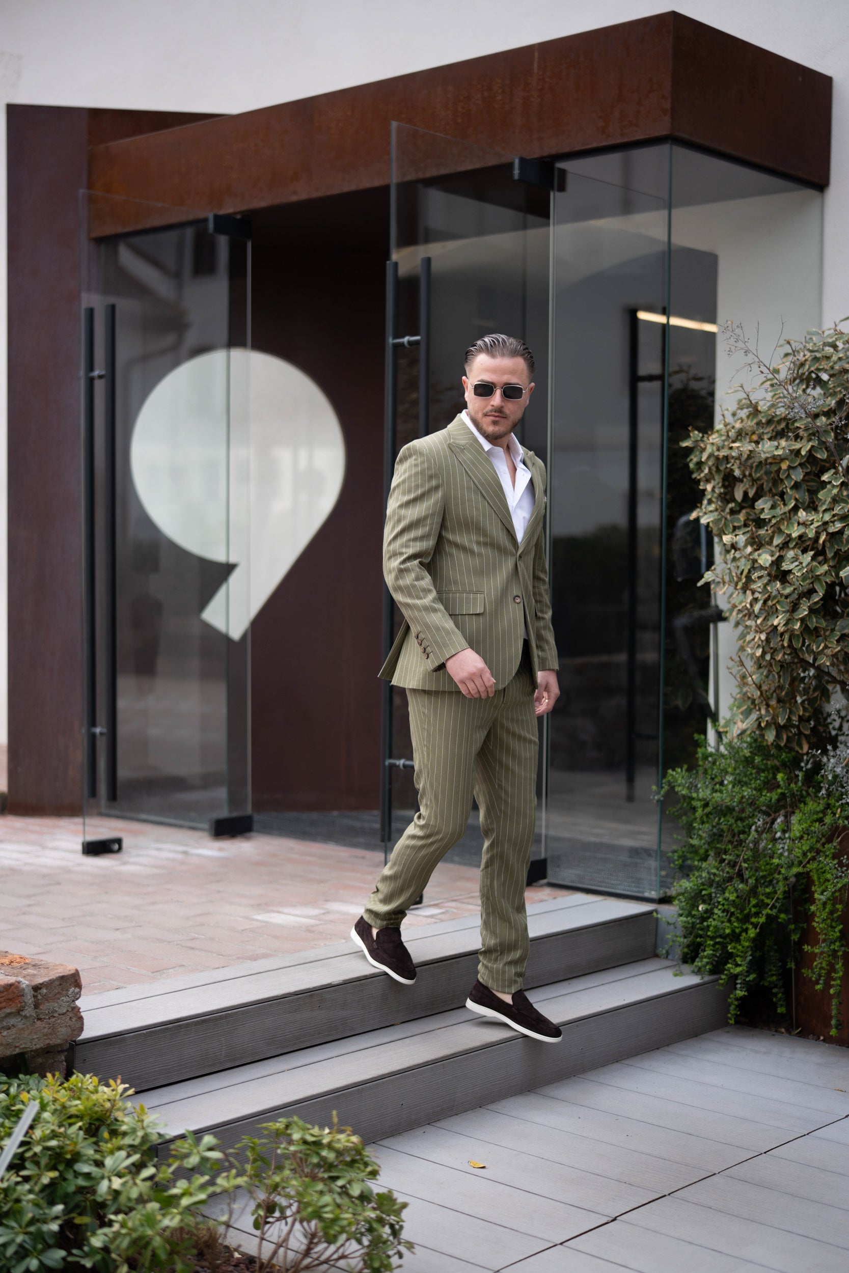 Costume din in – alegerea ideală pentru eleganță și confort vara