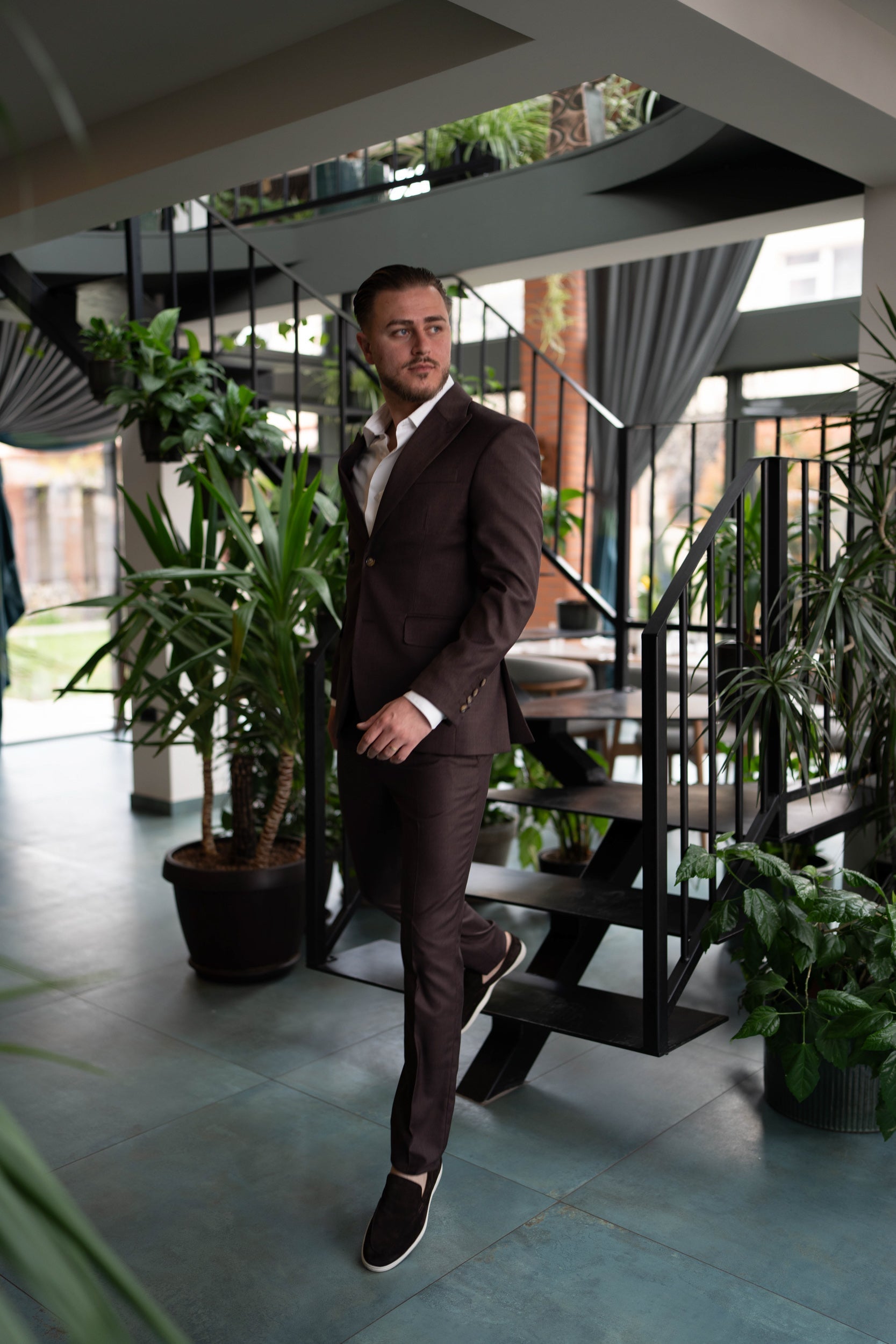 Ce contează mai mult: brandul sau cum îți vine costumul?