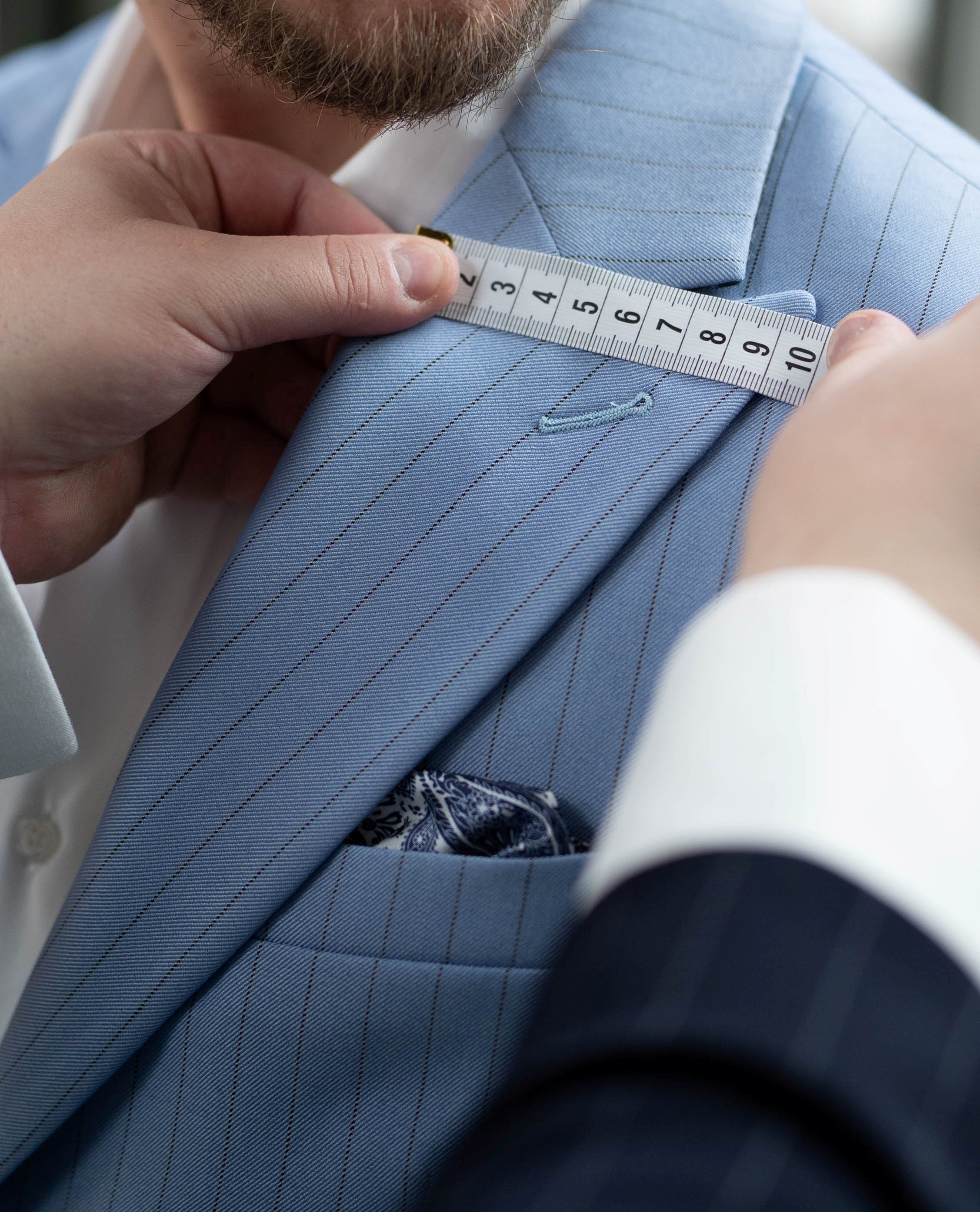 Nu îți vine bine costumul? Iată cum obții un fit corect fără croitorie complicată