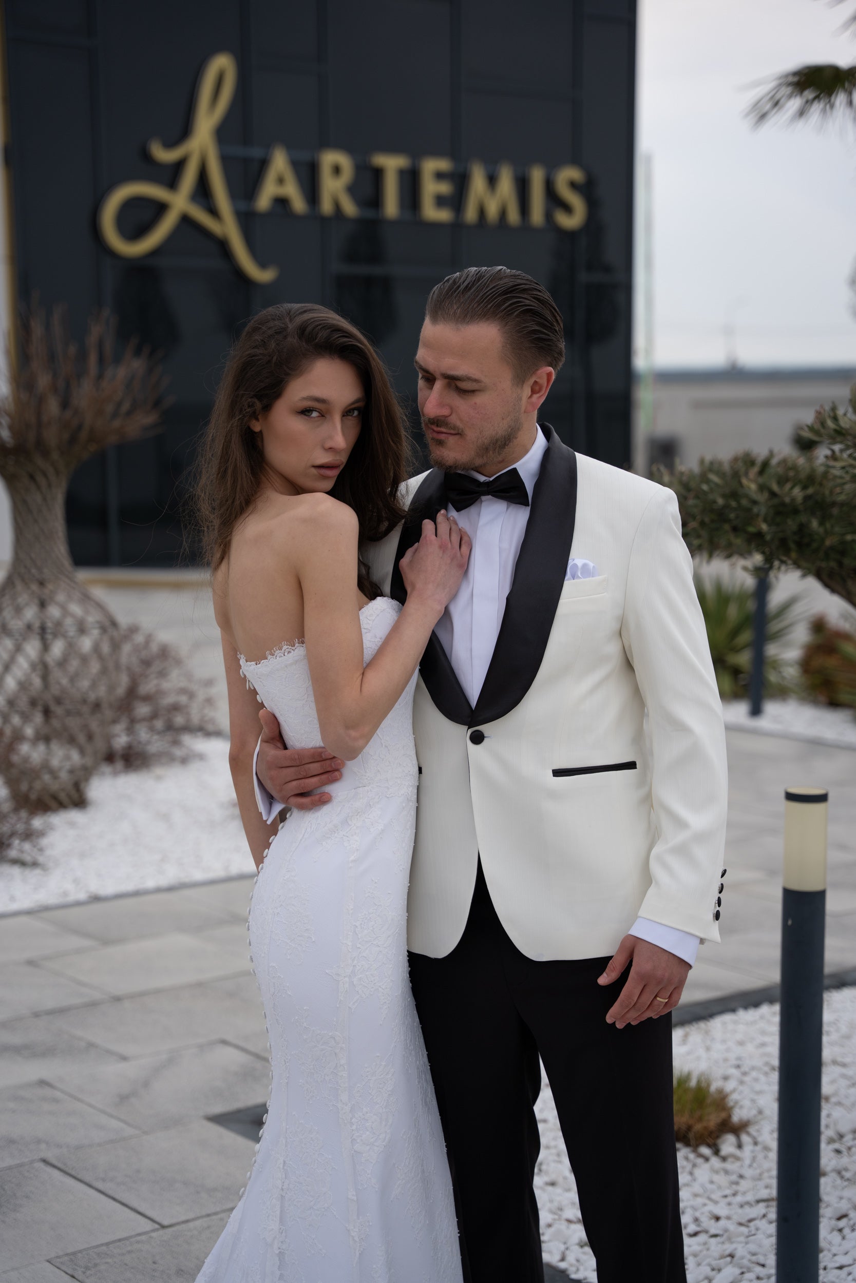 Costumul de mire alb – ghid complet pentru un look elegant și modern