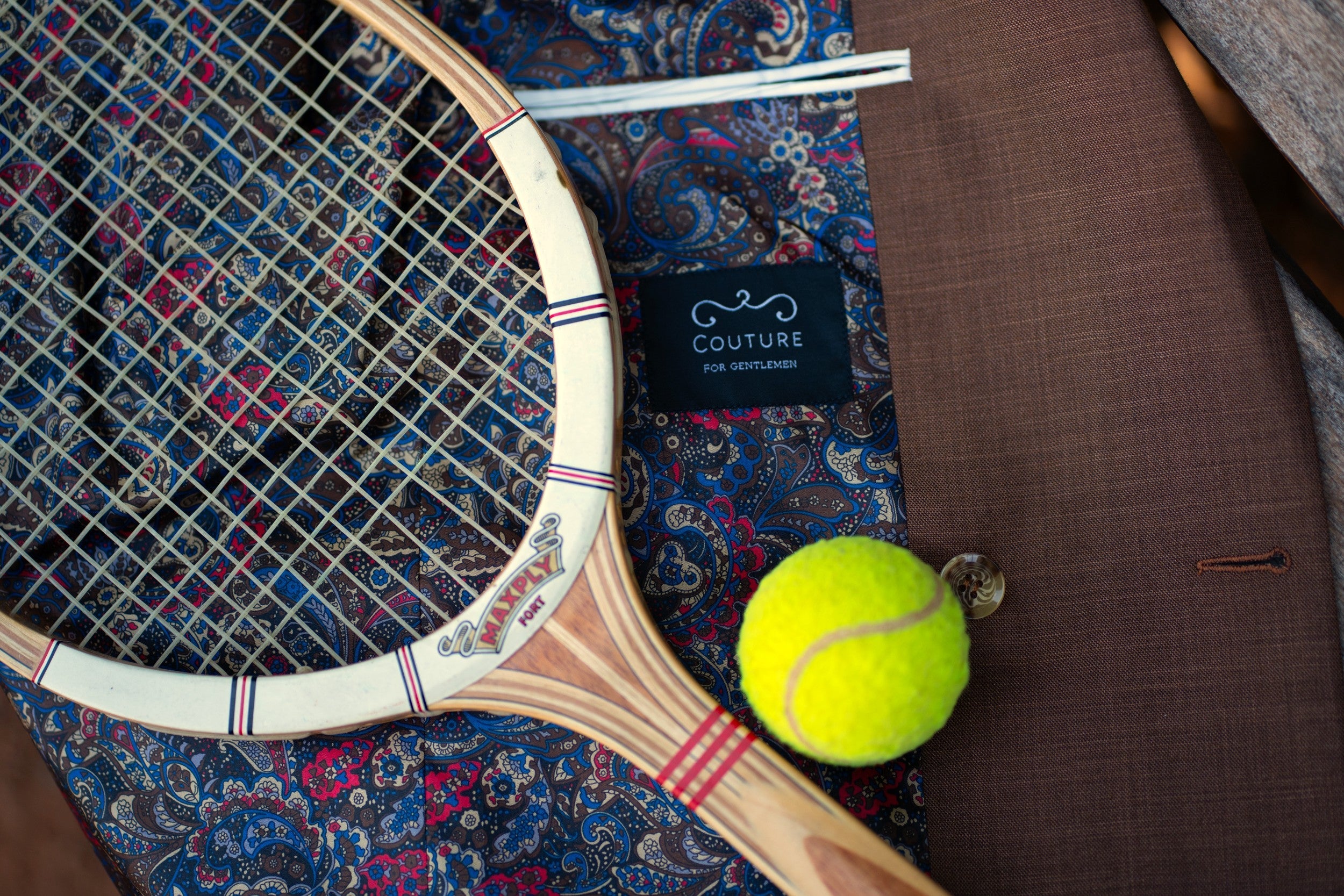 Colecție Tinute Bărbați Tennis Club – Ținute inspirate de eleganța tenisului pe iarbă și de stilul parizian pe zgură
