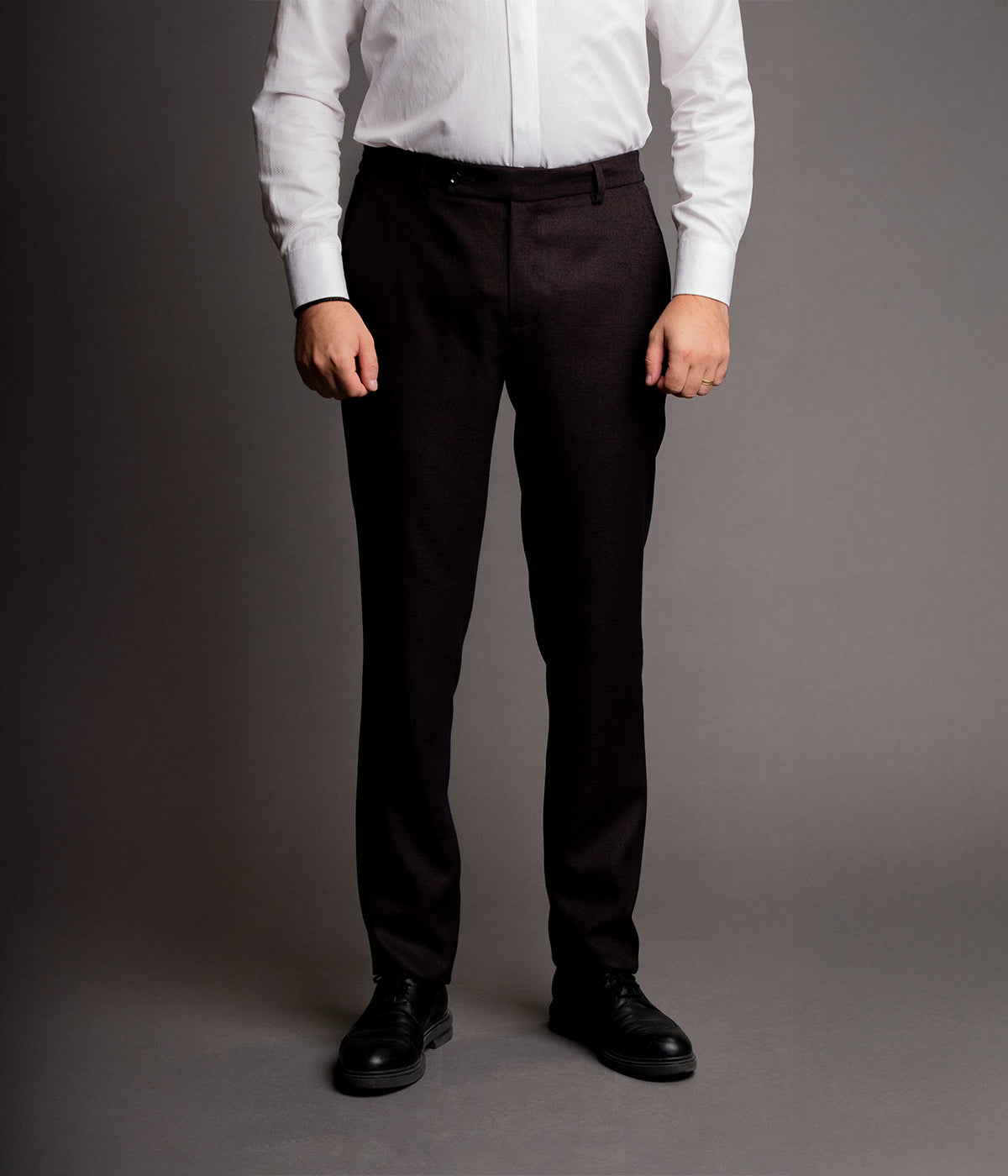 pantaloni maro ciocolatiu