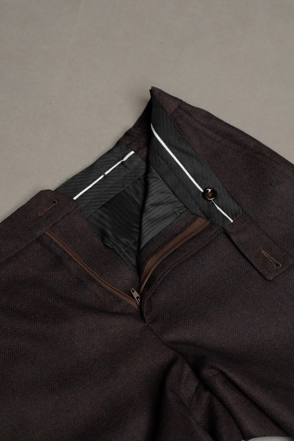 Costum maro ciocolatiu inchis