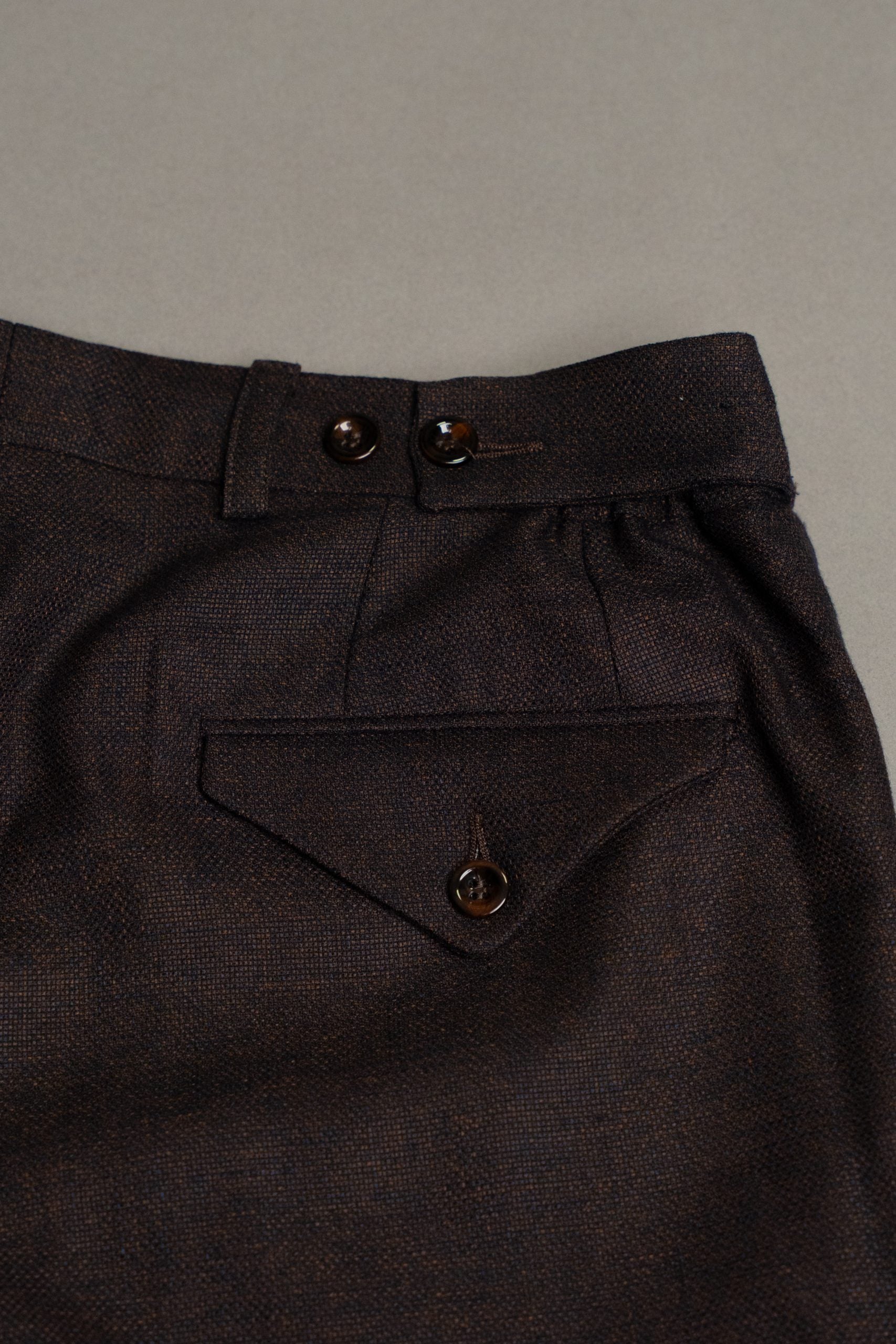 Pantaloni maro ciocolatiu