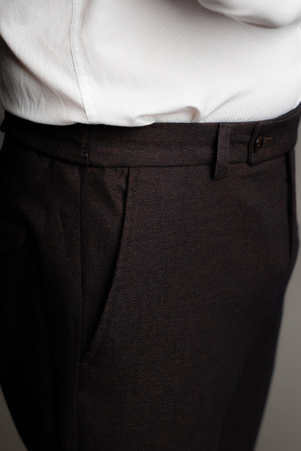 Costum maro ciocolatiu inchis