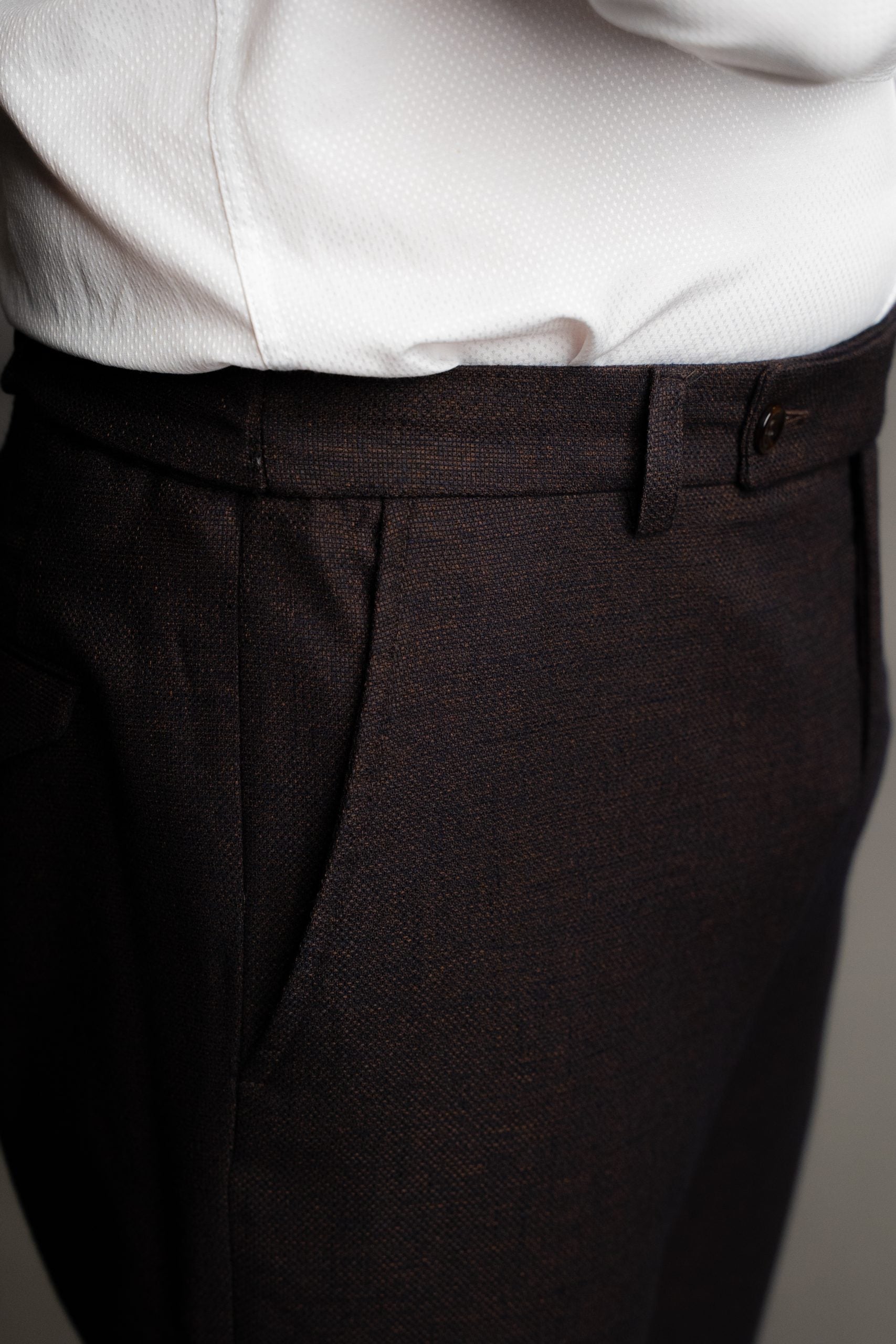 Costum maro ciocolatiu inchis