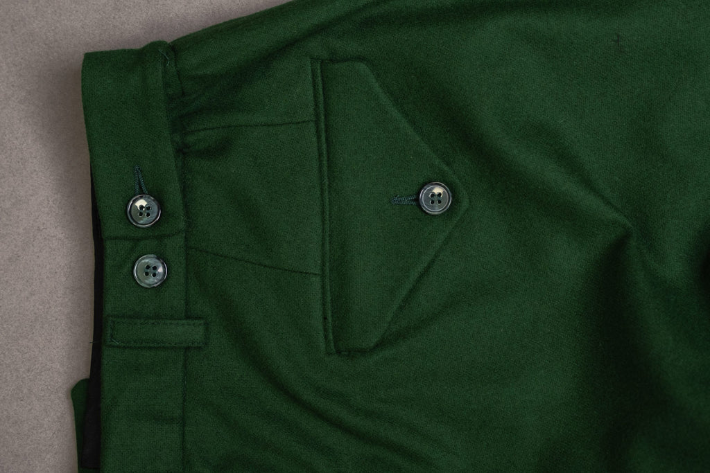 Men's green flannel pants featuring a casual fit, designed for comfort and style, perfect for relaxed or smart-casual occasions.