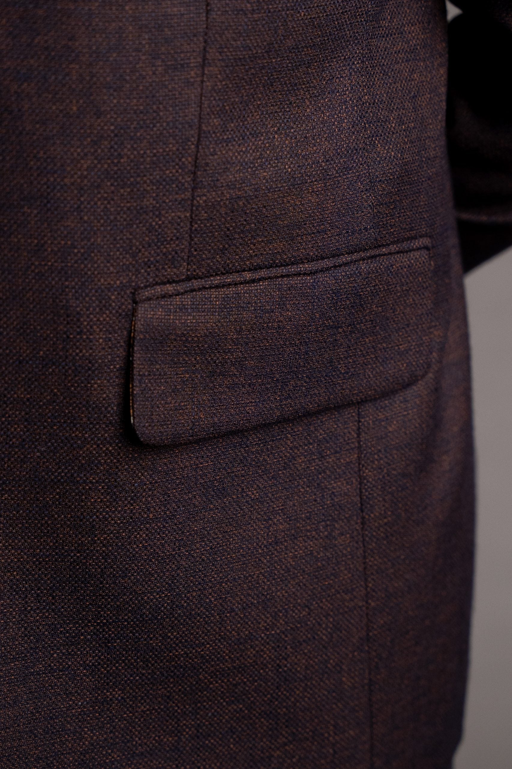 Costum maro ciocolatiu inchis