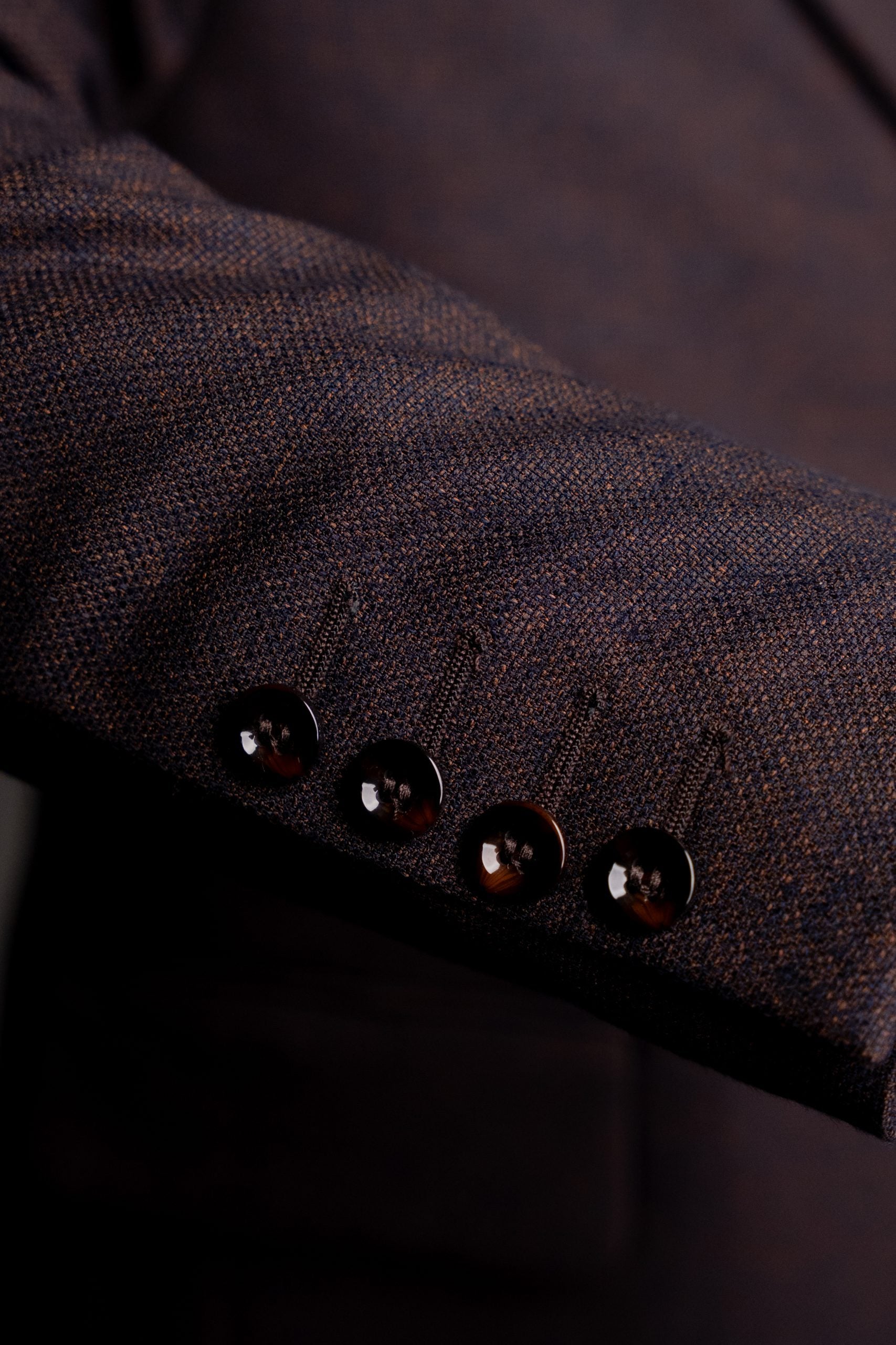 Costum maro ciocolatiu inchis