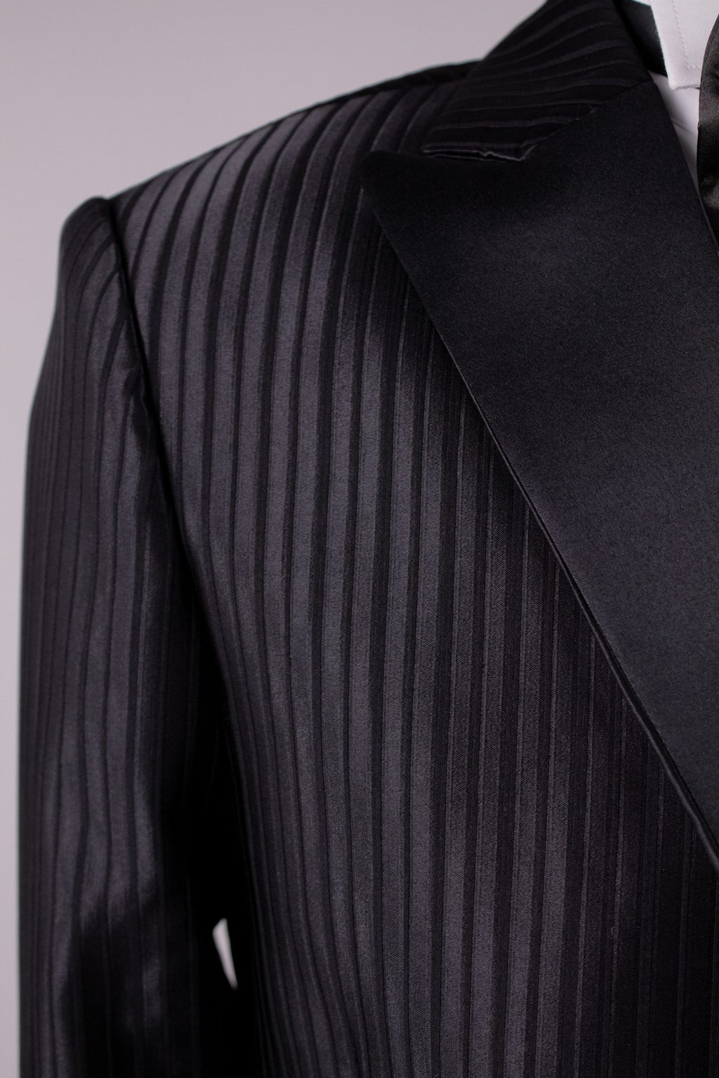 Costum nunta dungi elegante negru Cfg048