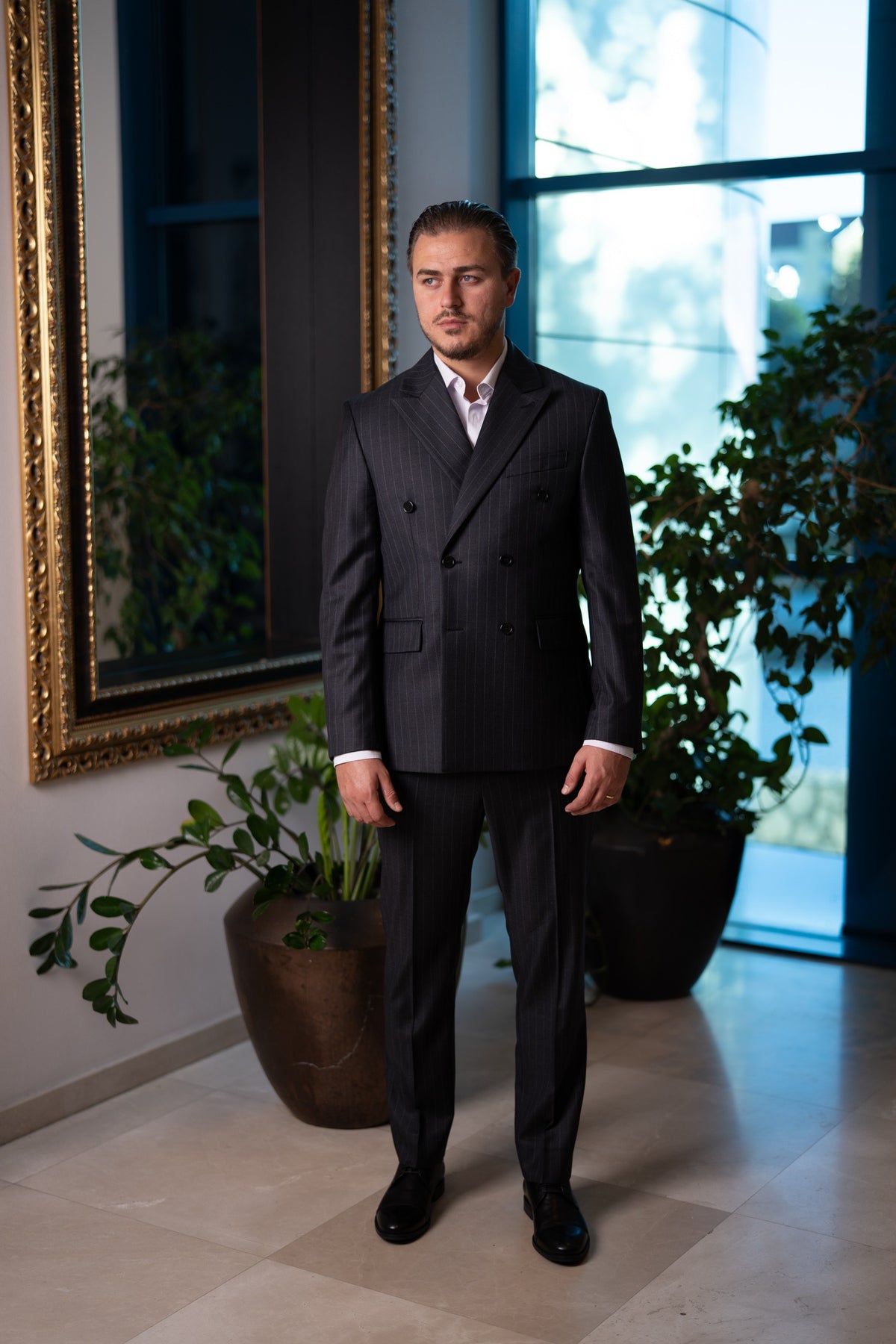 Costum barbati gri antracit in dungi doua randuri 100% lana VBC