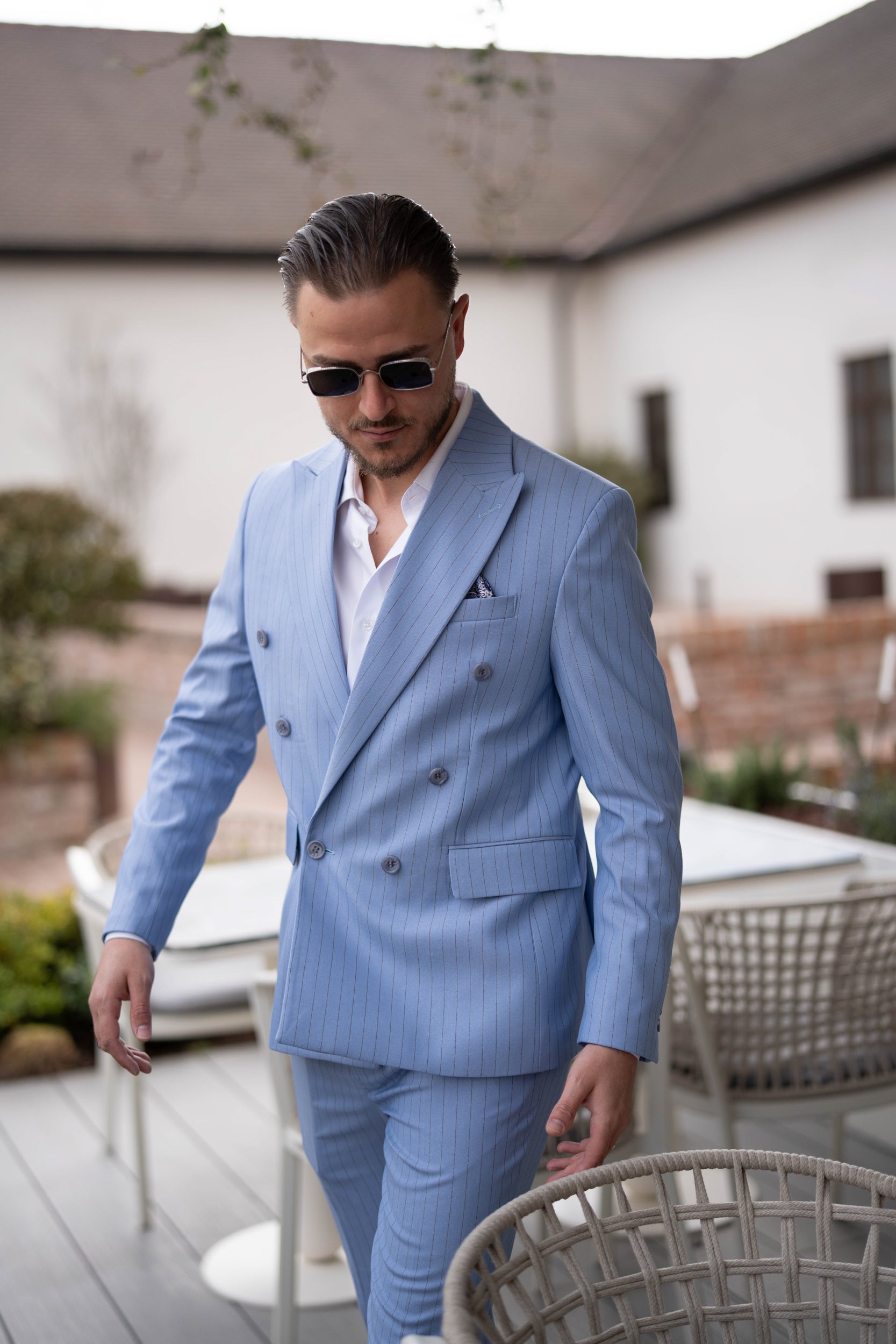 Costum la doua randuri de nasturi albastru deschis dungi