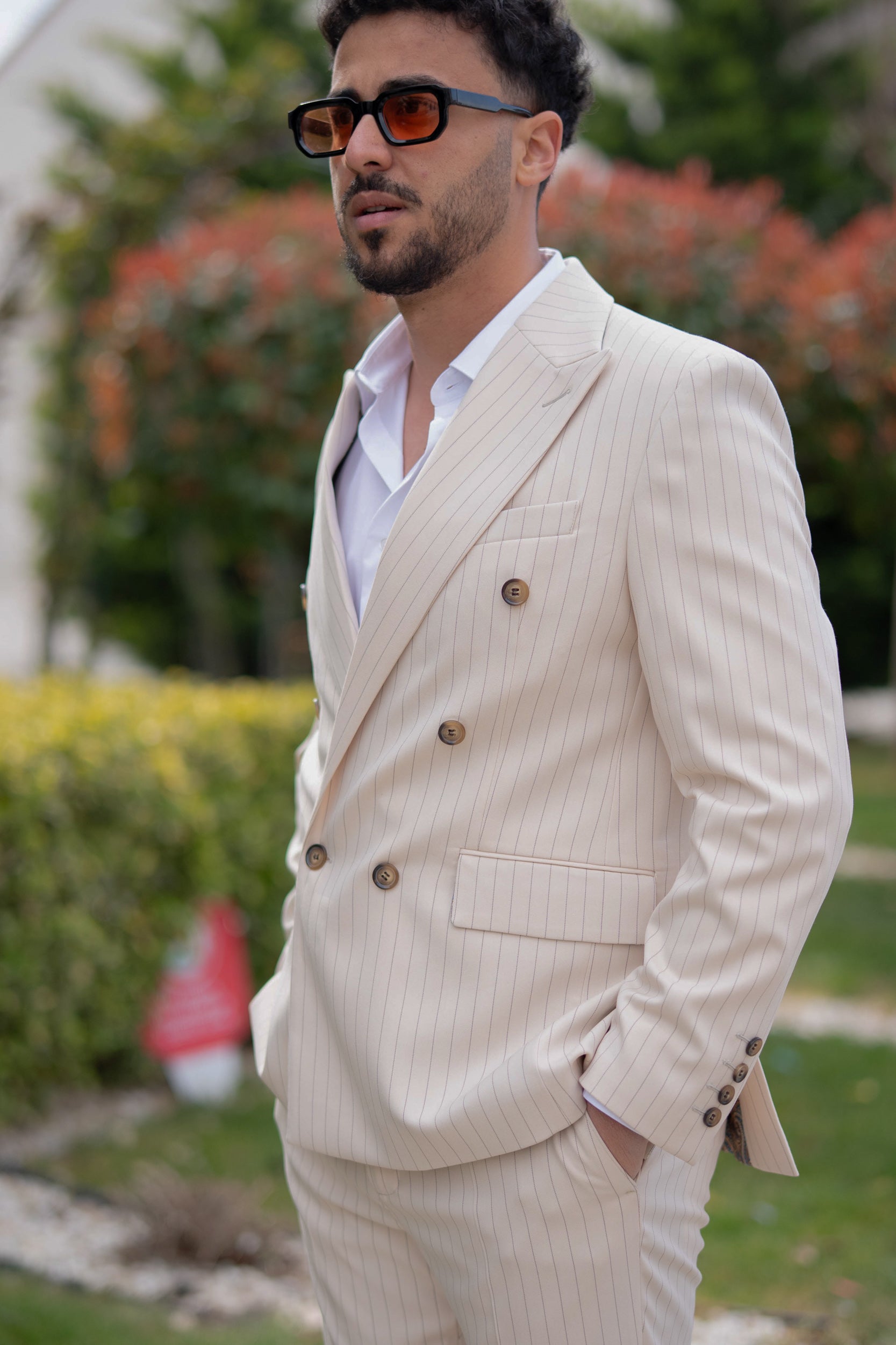 Costum barbati doua randuri de nasturi bej dungi