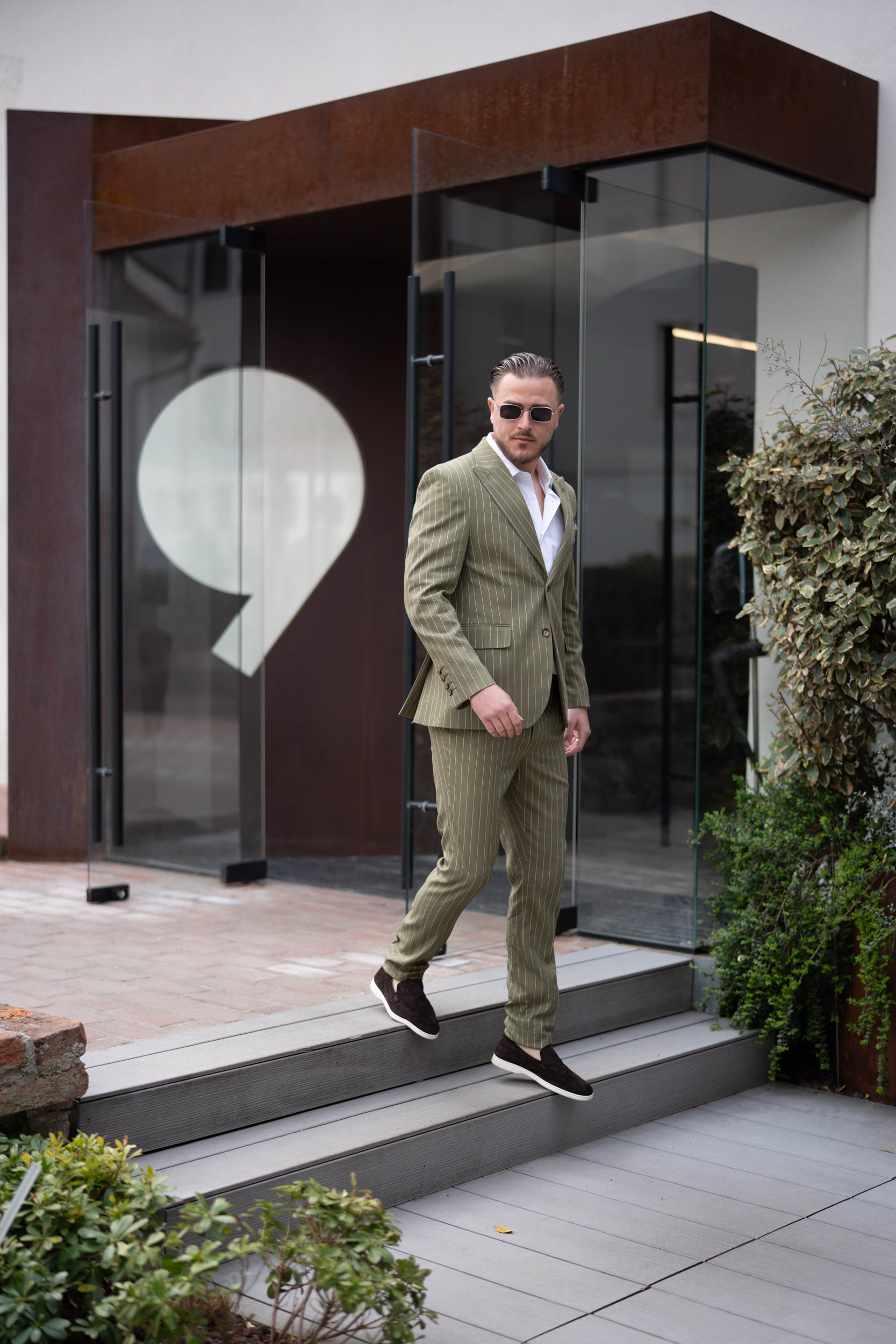 Costum barbati din in verde olive dungi