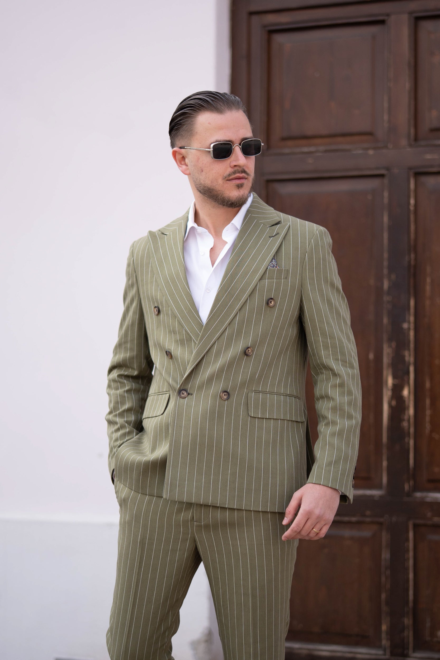 Costum barbati doua randuri nasturi din in verde olive dungi