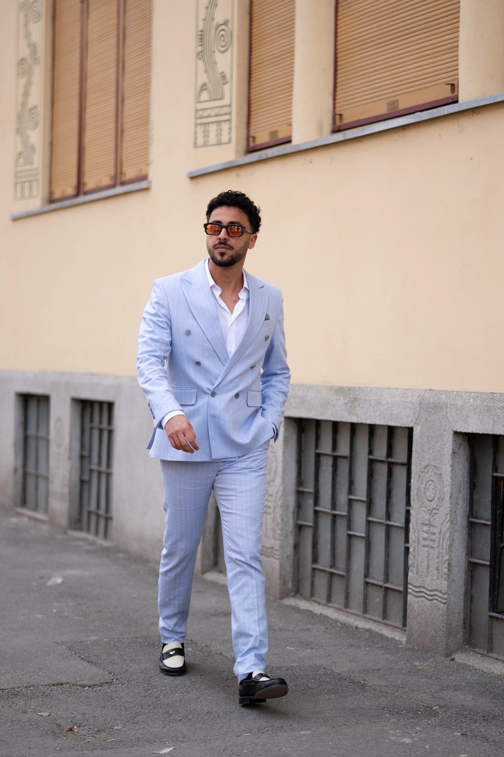 Costum la doua randuri de nasturi din in baby blue dungi