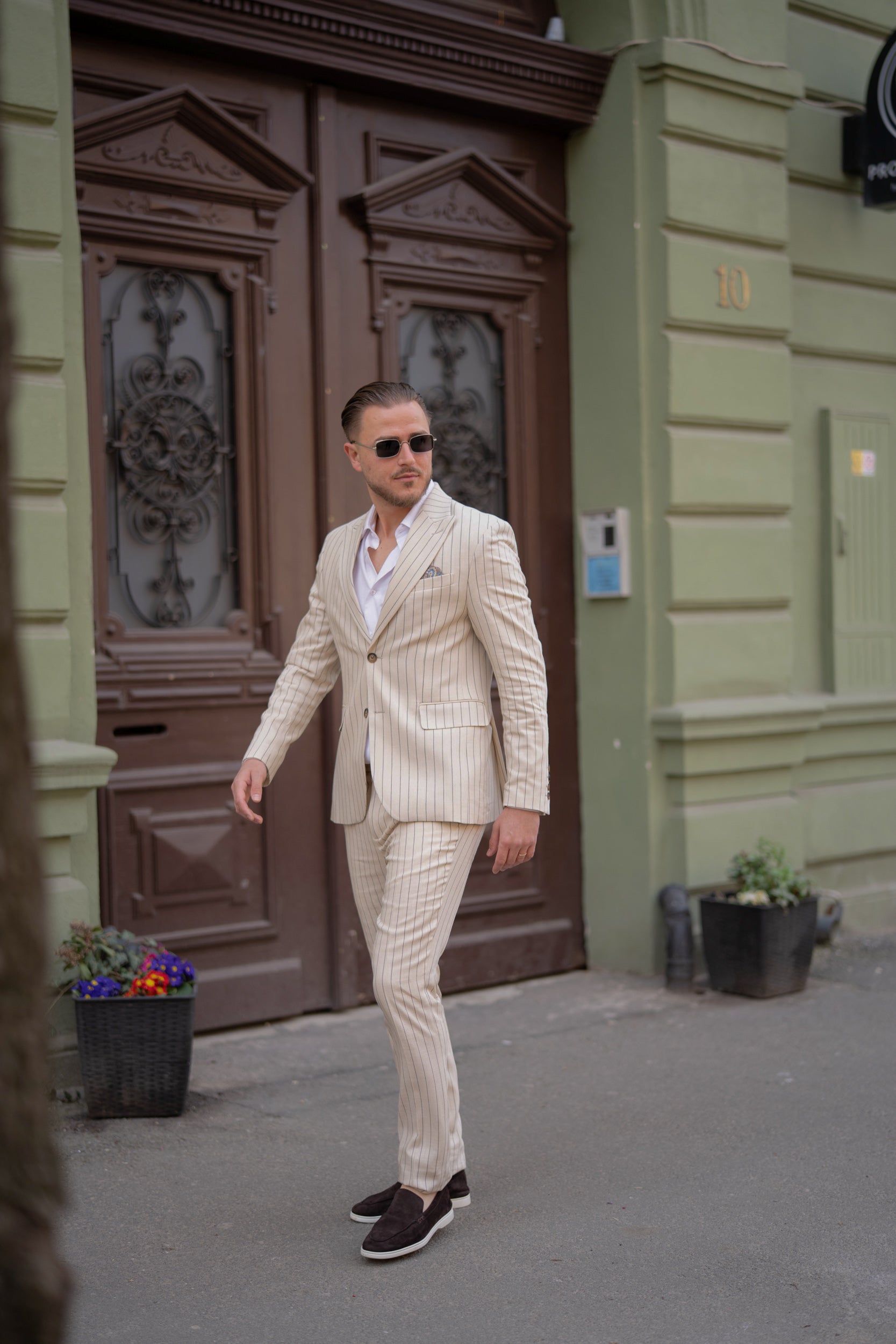 Costum barbati din in bej dungi