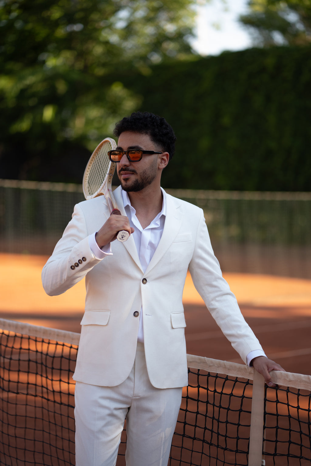 Tinuta barbati semi captusita din in alb ivory