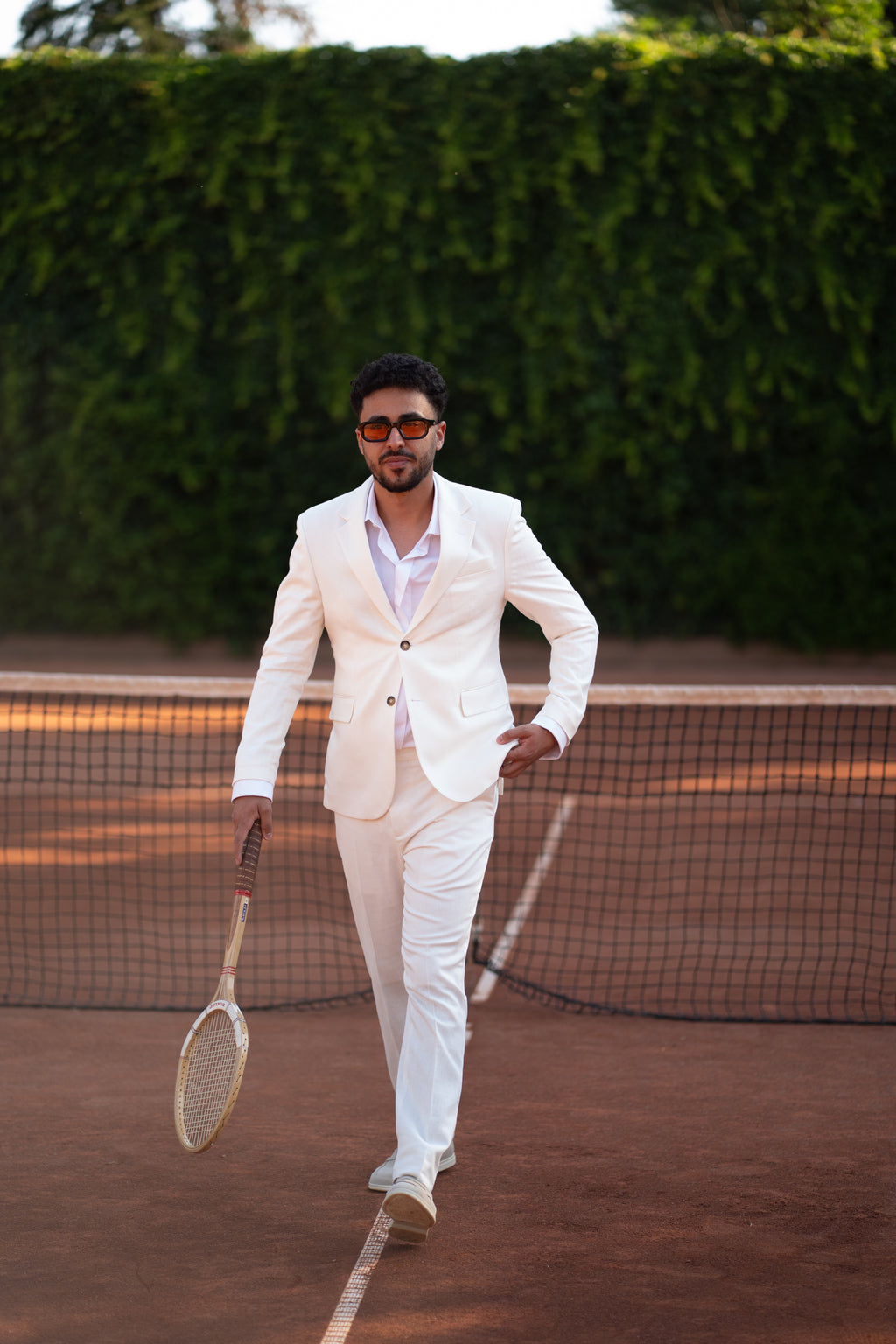 Tinuta barbati semi captusita din in alb ivory