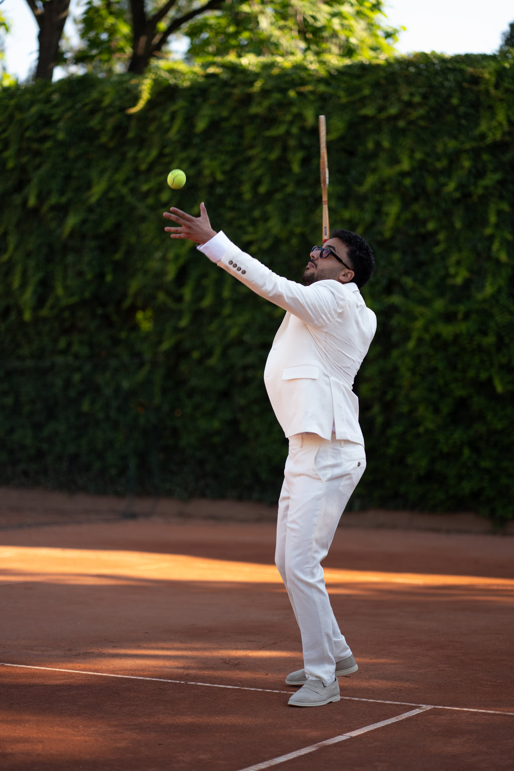 Tinuta barbati semi captusita din in alb ivory