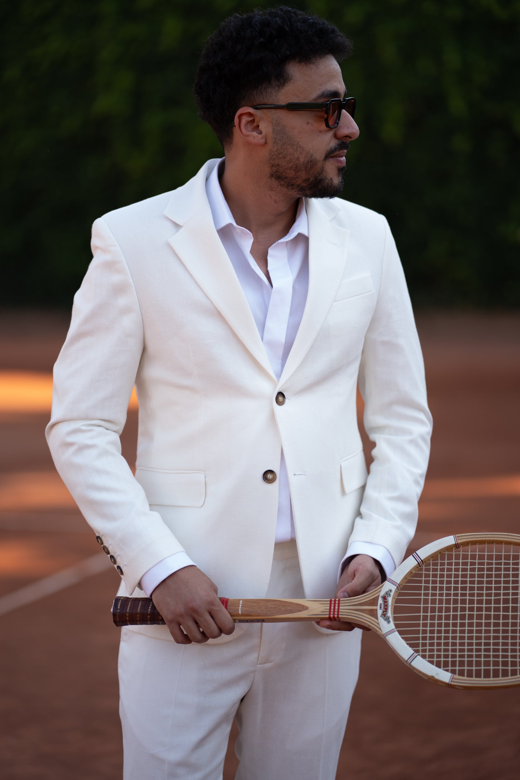 Tinuta barbati semi captusita din in alb ivory