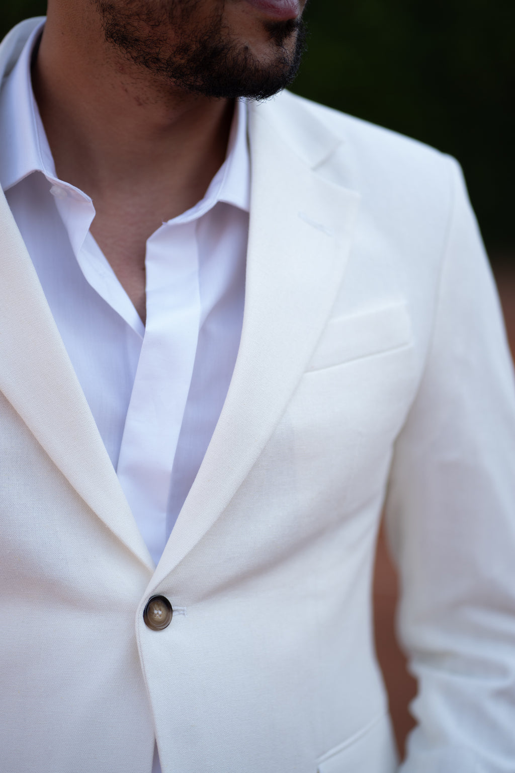 Tinuta barbati semi captusita din in alb ivory