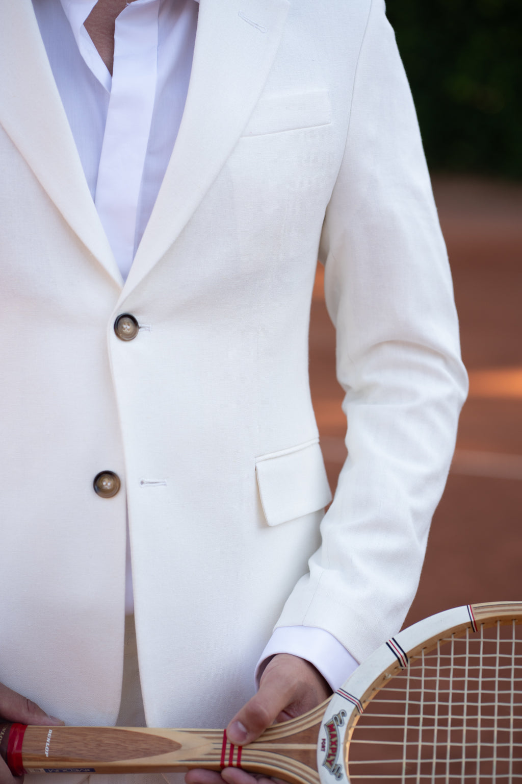 Tinuta barbati semi captusita din in alb ivory