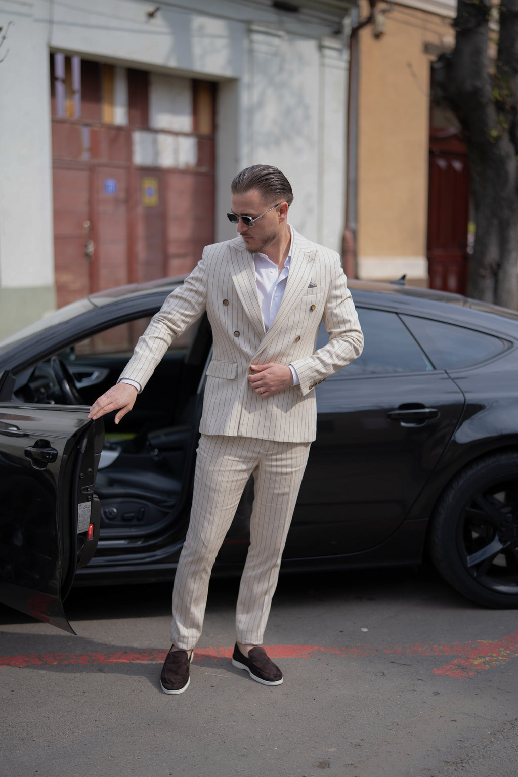 Costum barbati doua randuri de nasturi din in bej dungi