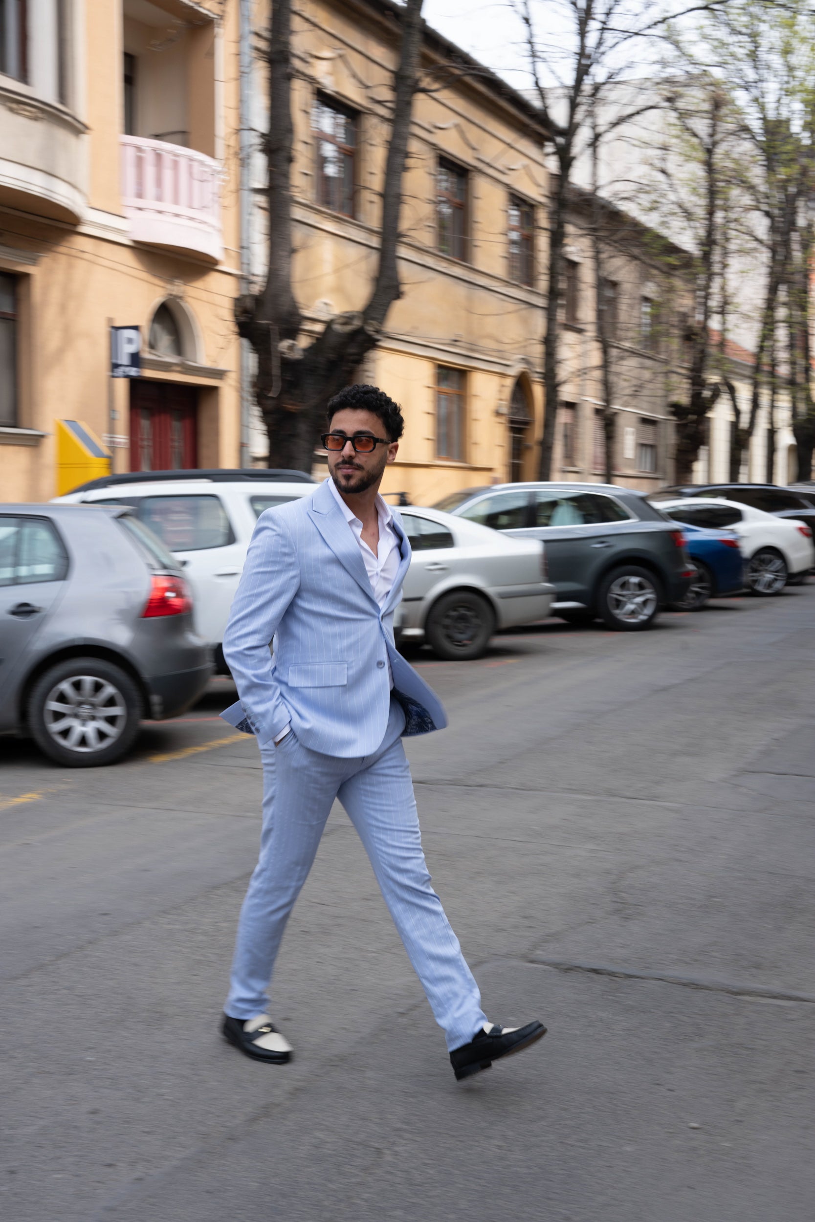 Costum barbati din in baby blue dungi