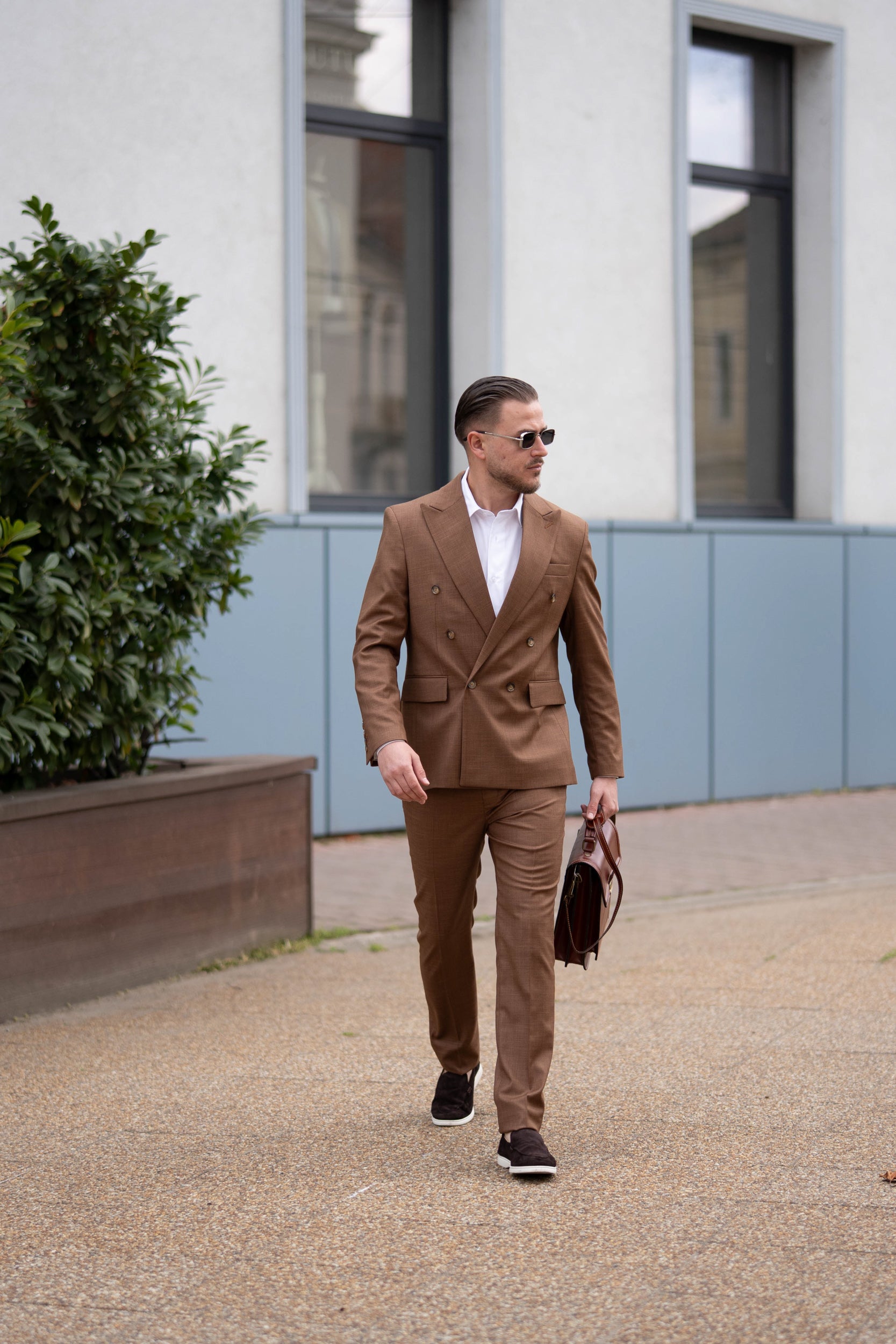 Costum barbati doua randuri de nasturi maro