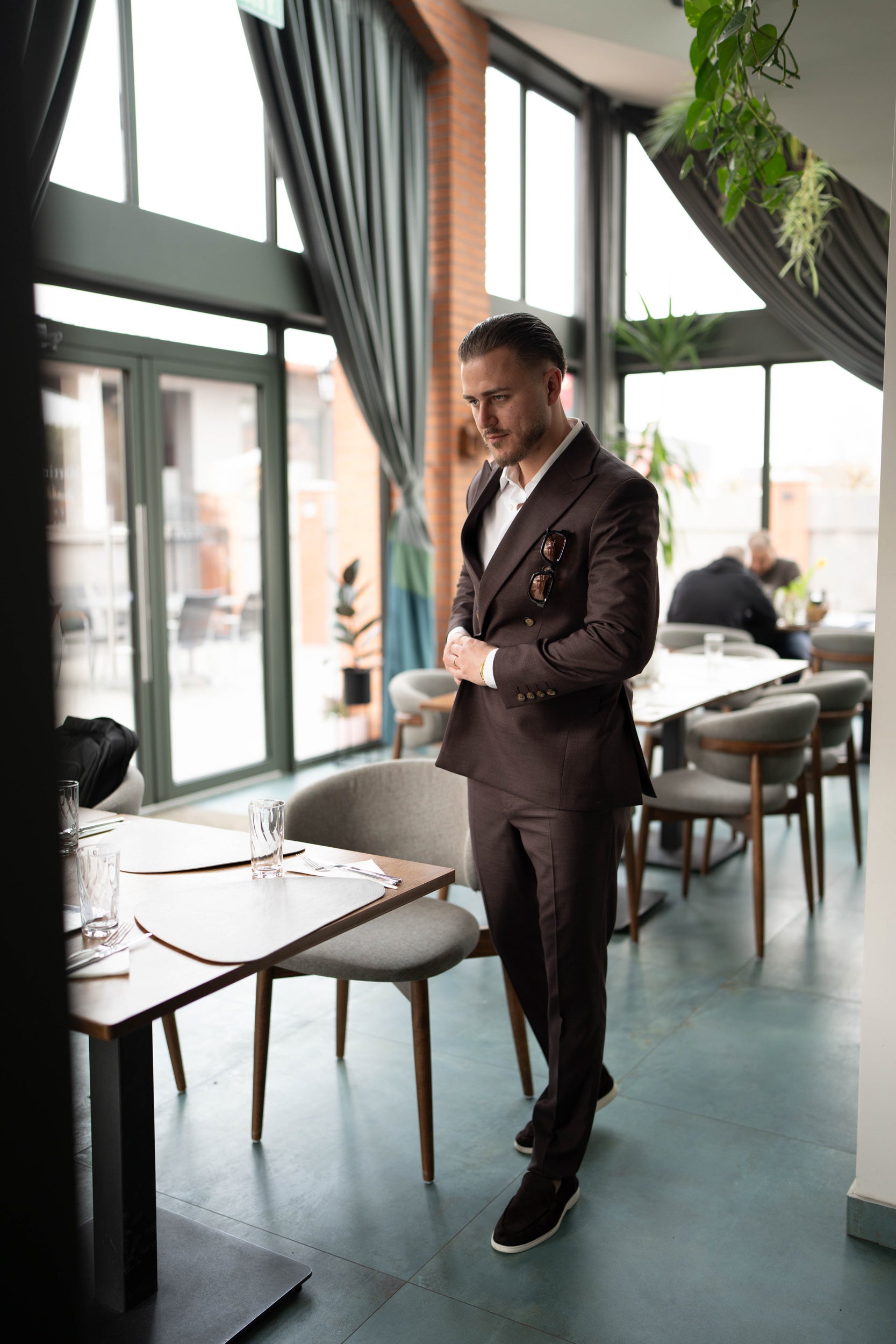 Costum la doua randuri de nasturi maro ciocolatiu de Napoli, pentru barbati CFG17-2r