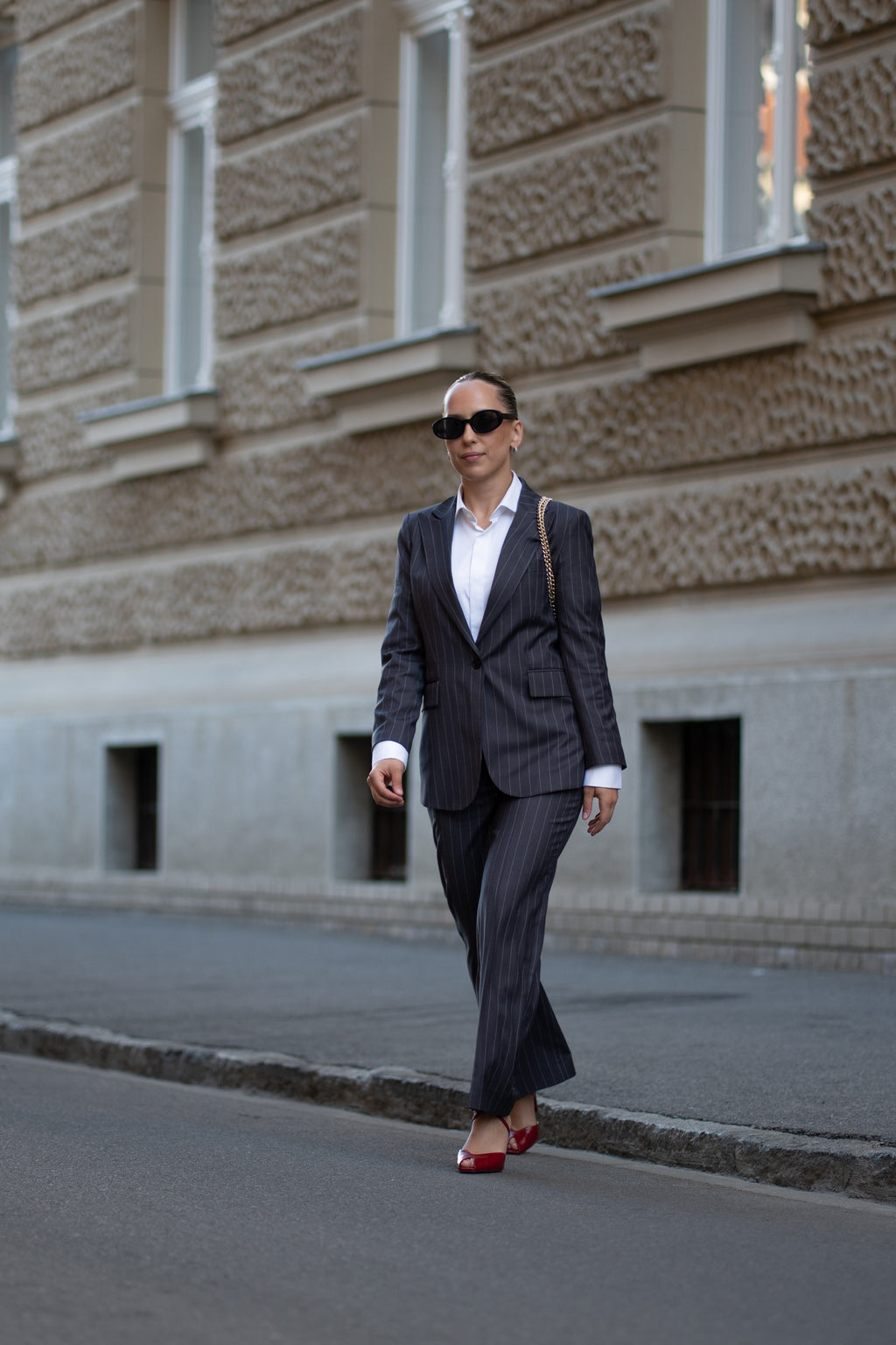 Costum business de femei gri dungi