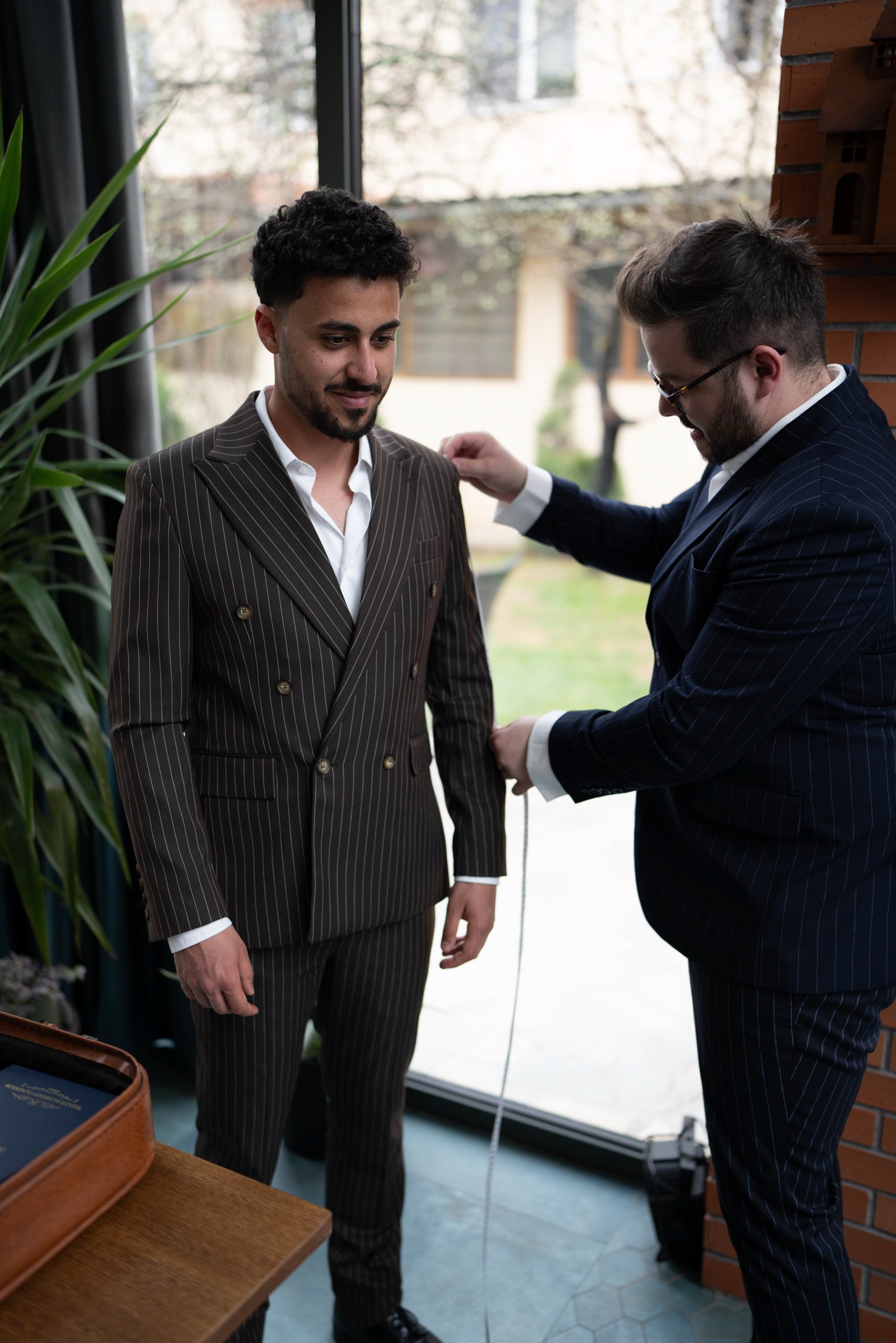 Costum la doua randuri de nasturi maro dungi