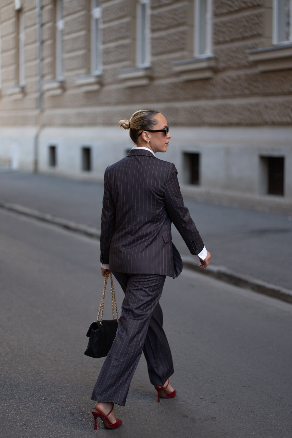 Costum business de femei gri dungi
