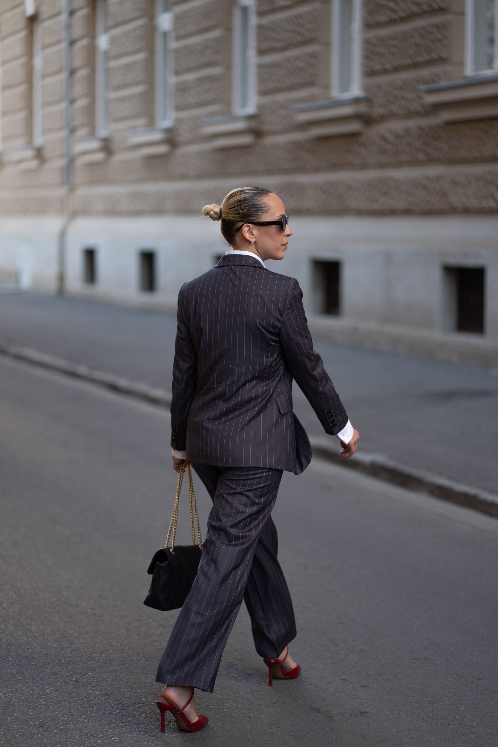 Costum business de femei gri dungi