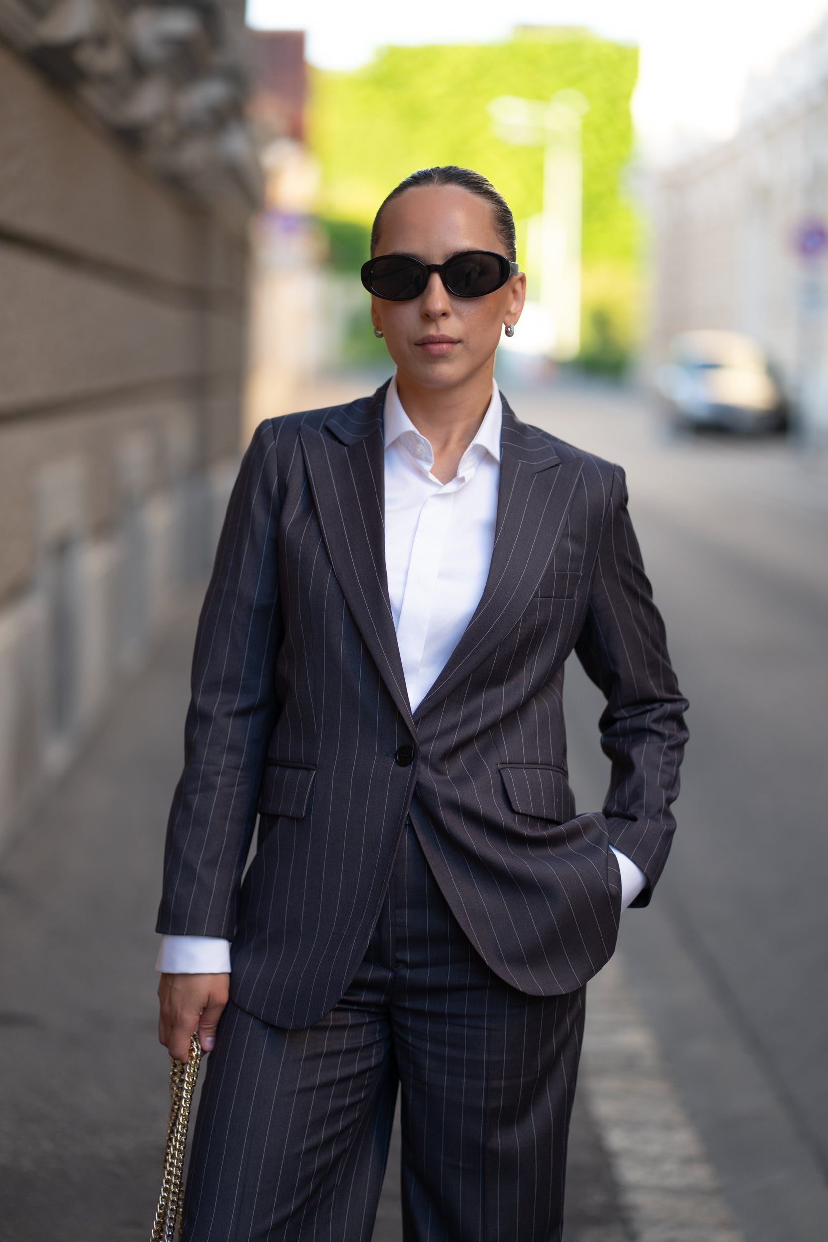 Costum business de femei gri dungi