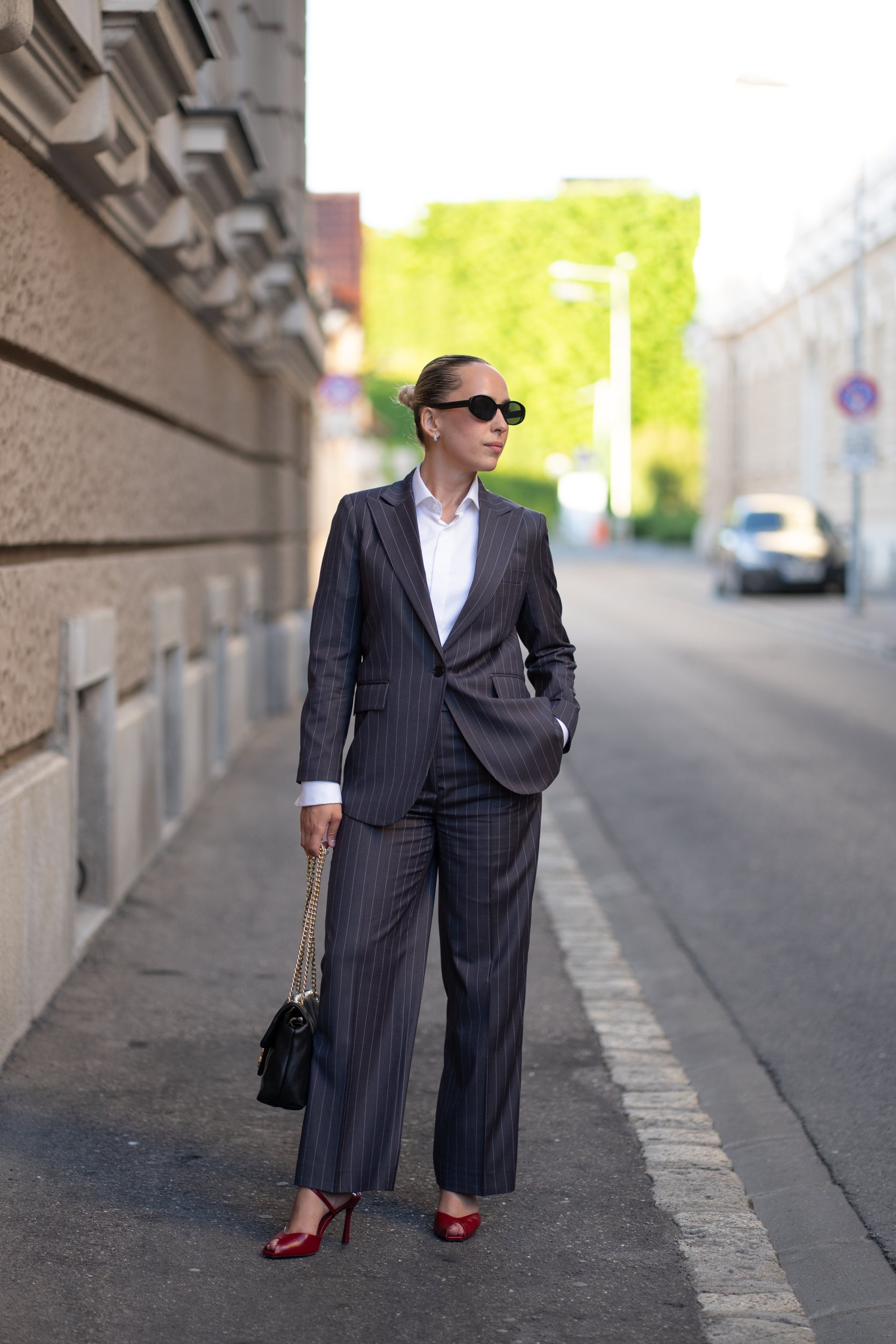 Costum business de femei gri dungi