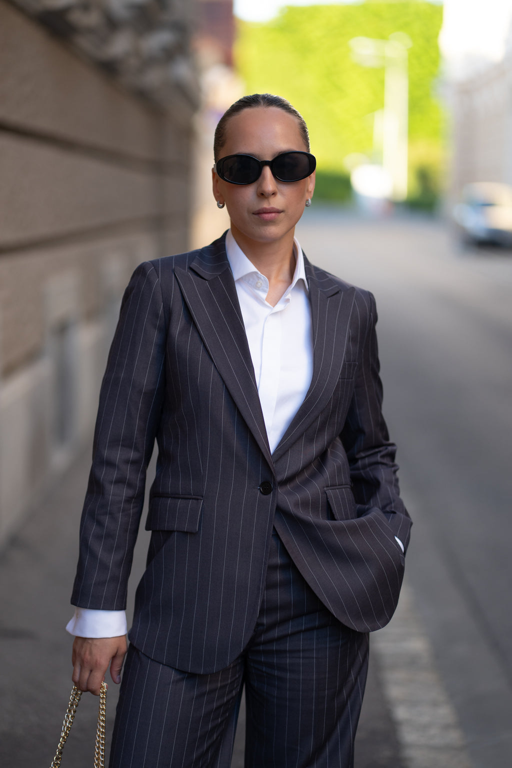 Costum business de femei gri dungi
