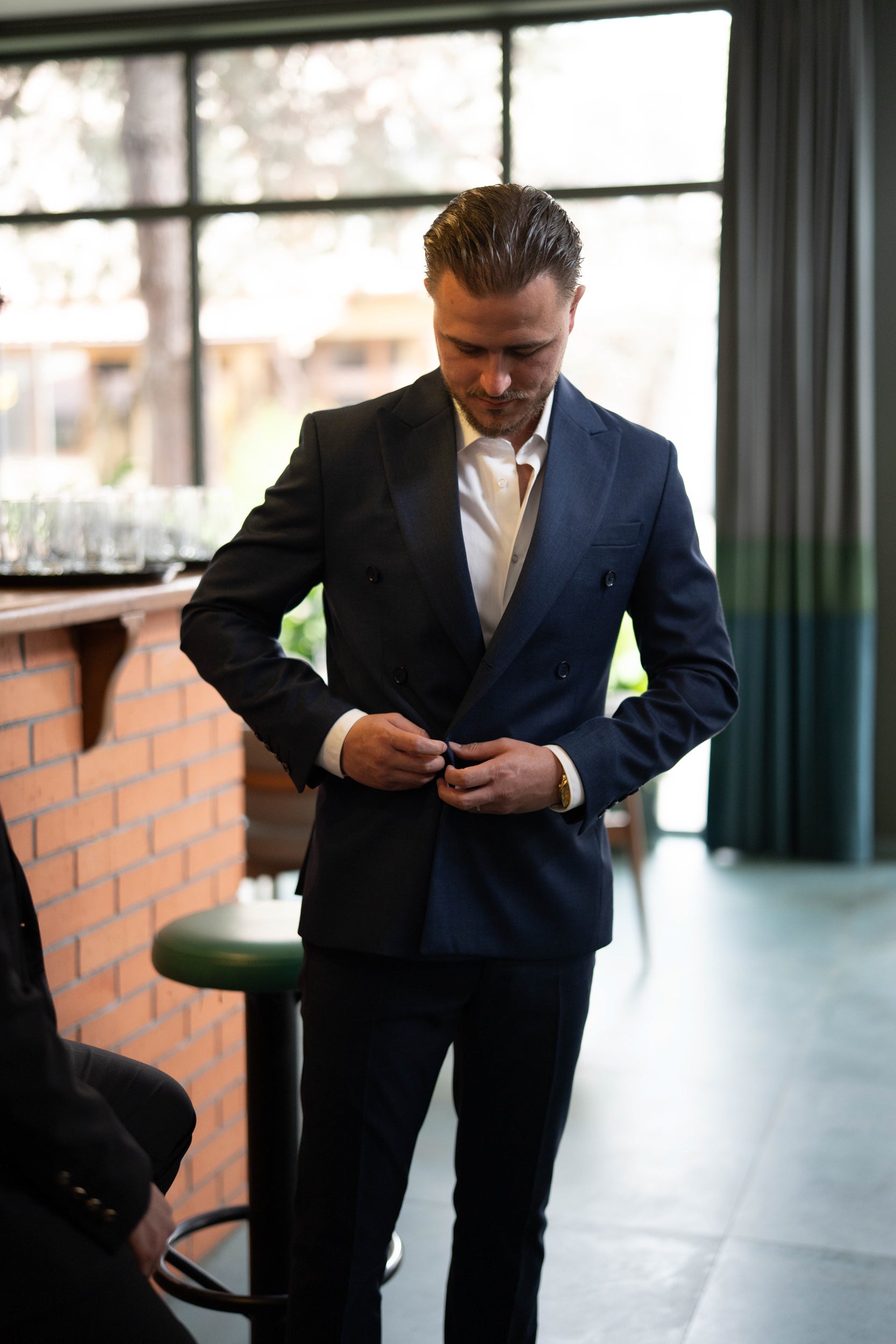 Costum barbati doua randuri de nasturi bleumarin texturat