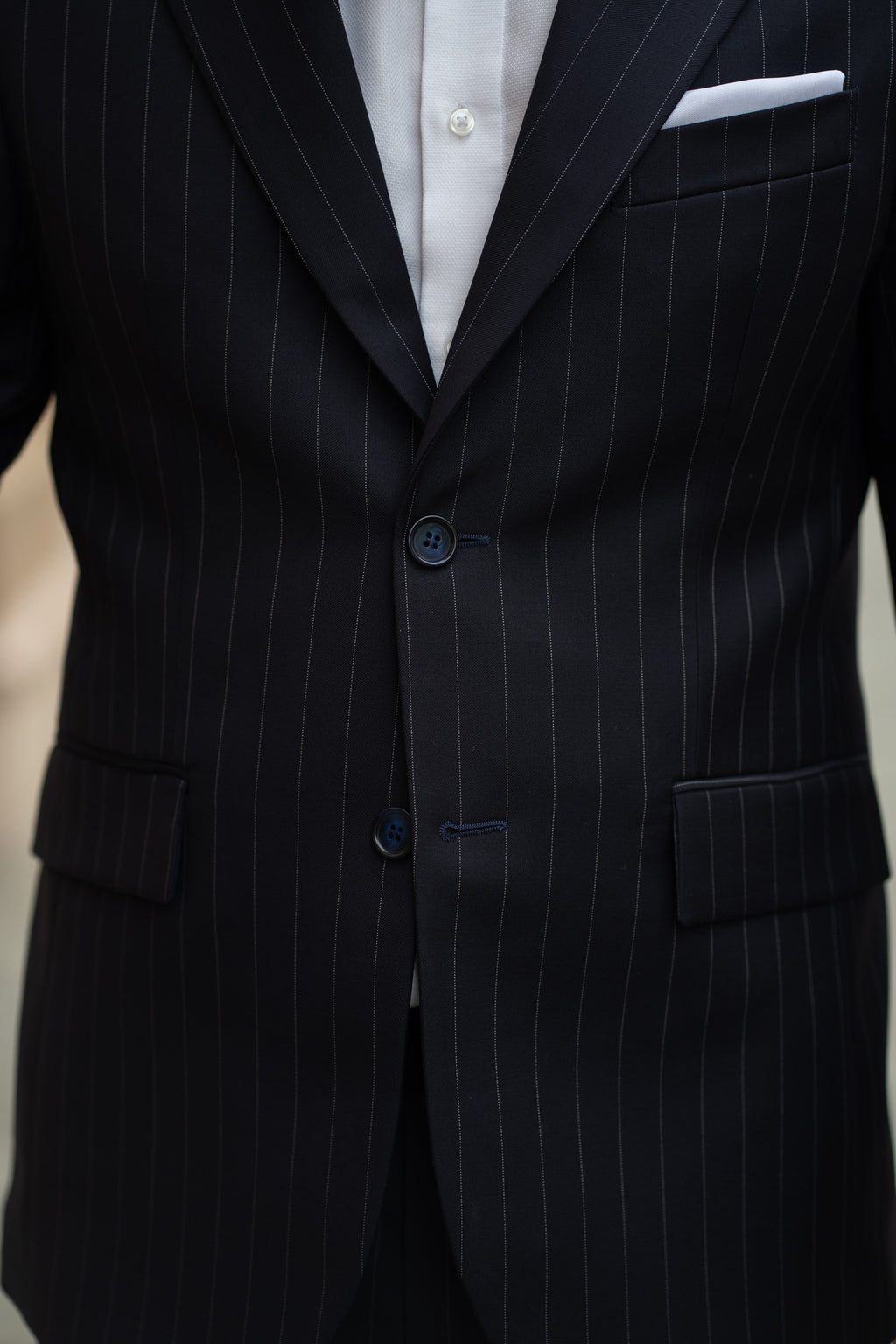 Costum barbati bleumarin in dungi premium 100% lana VBC