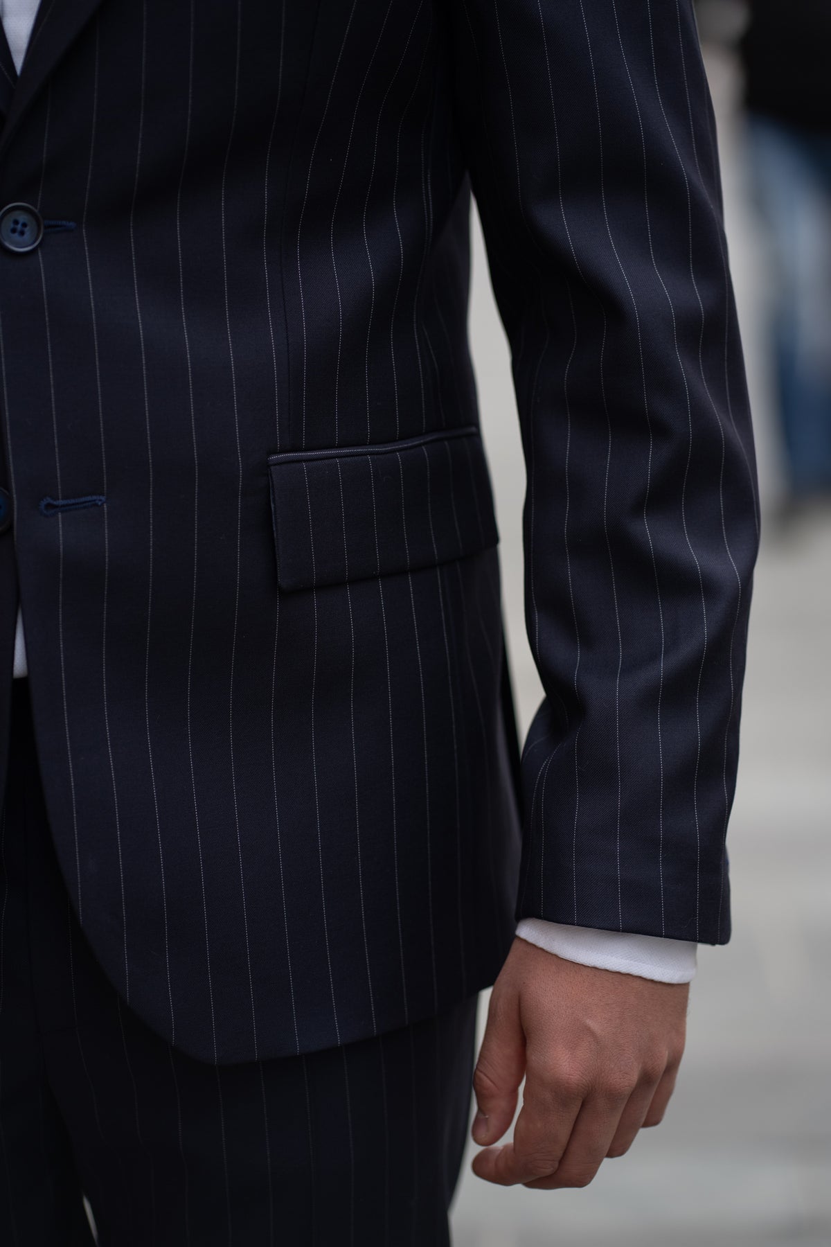 Costum barbati bleumarin in dungi premium 100% lana VBC