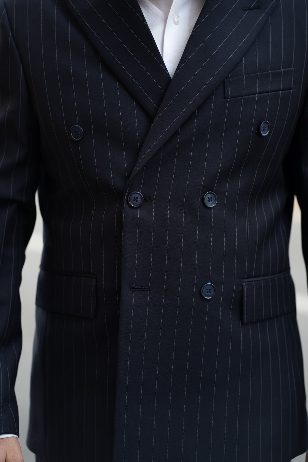 Costum barbati bleumarin in dungi premium doua randuri 100% lana VBC