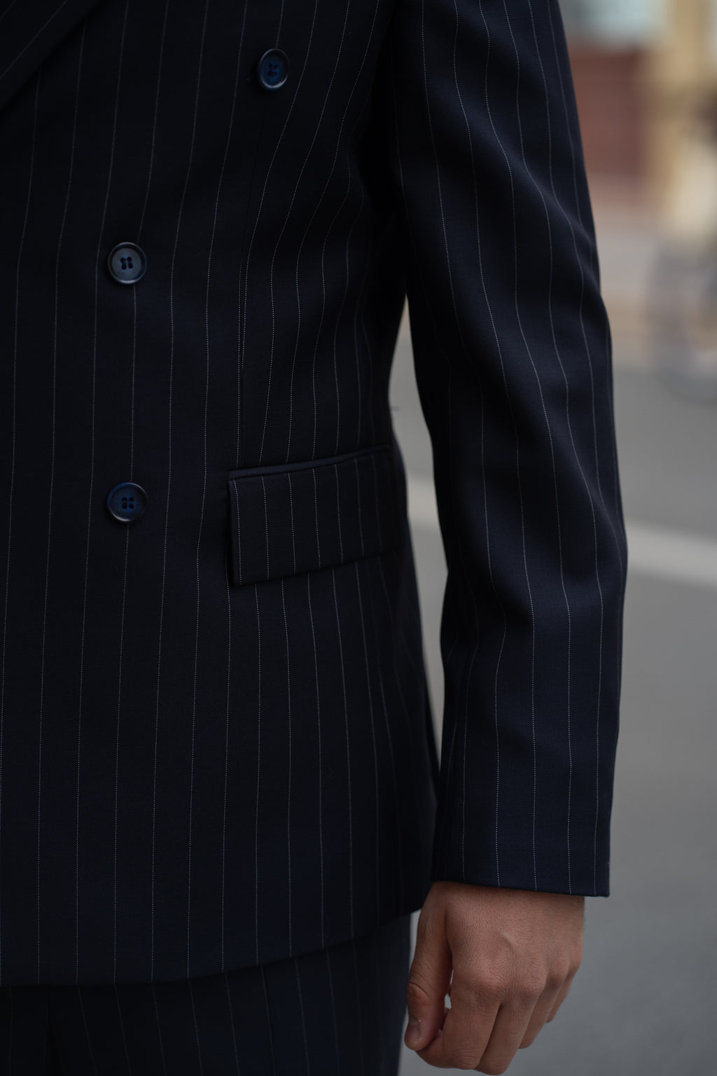 Costum barbati bleumarin in dungi premium doua randuri 100% lana VBC