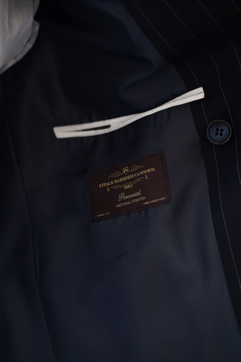 Costum barbati bleumarin in dungi premium doua randuri 100% lana VBC