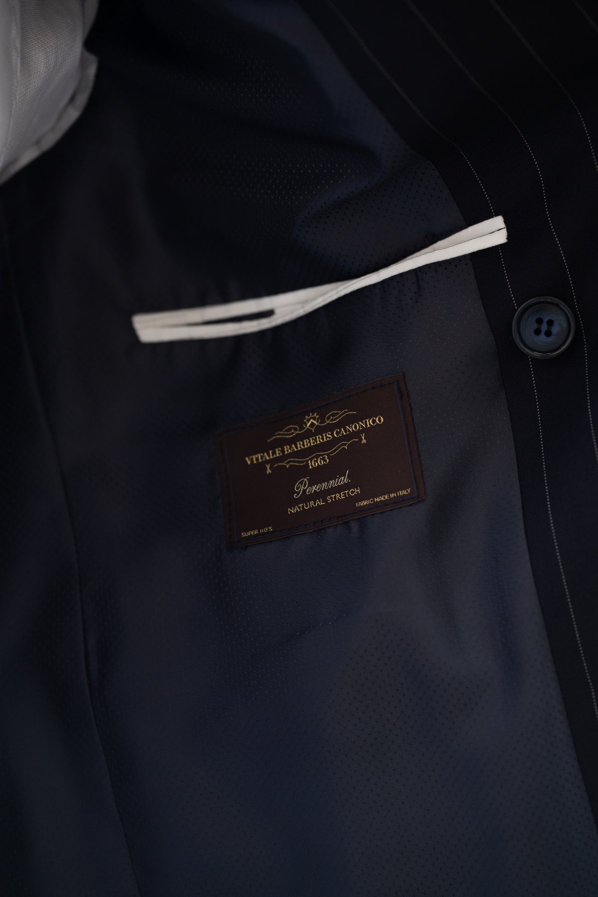 Costum barbati bleumarin in dungi premium doua randuri 100% lana VBC