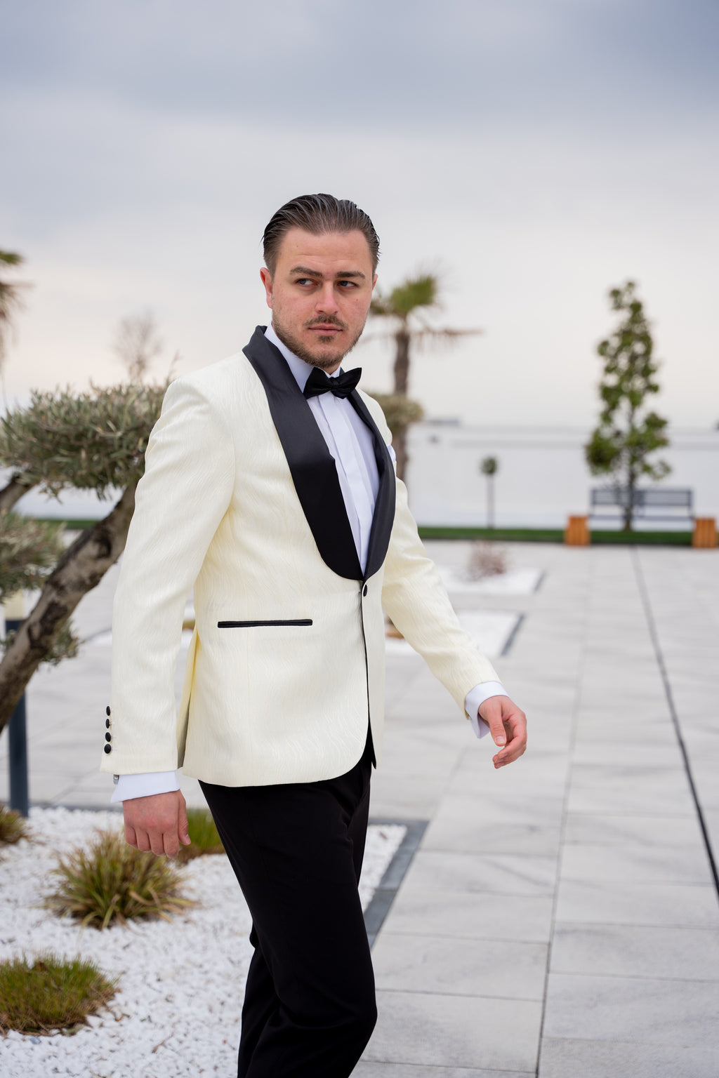 Costum alb ivory brocard de mire rever sal