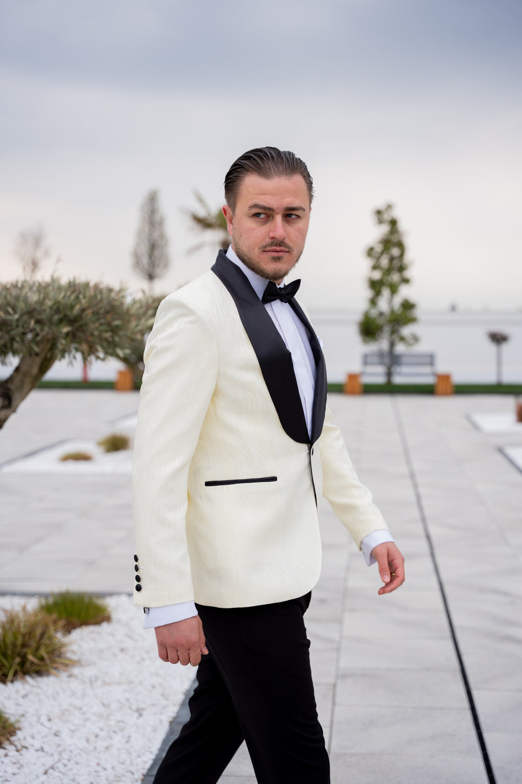 Costum alb ivory brocard de mire rever sal