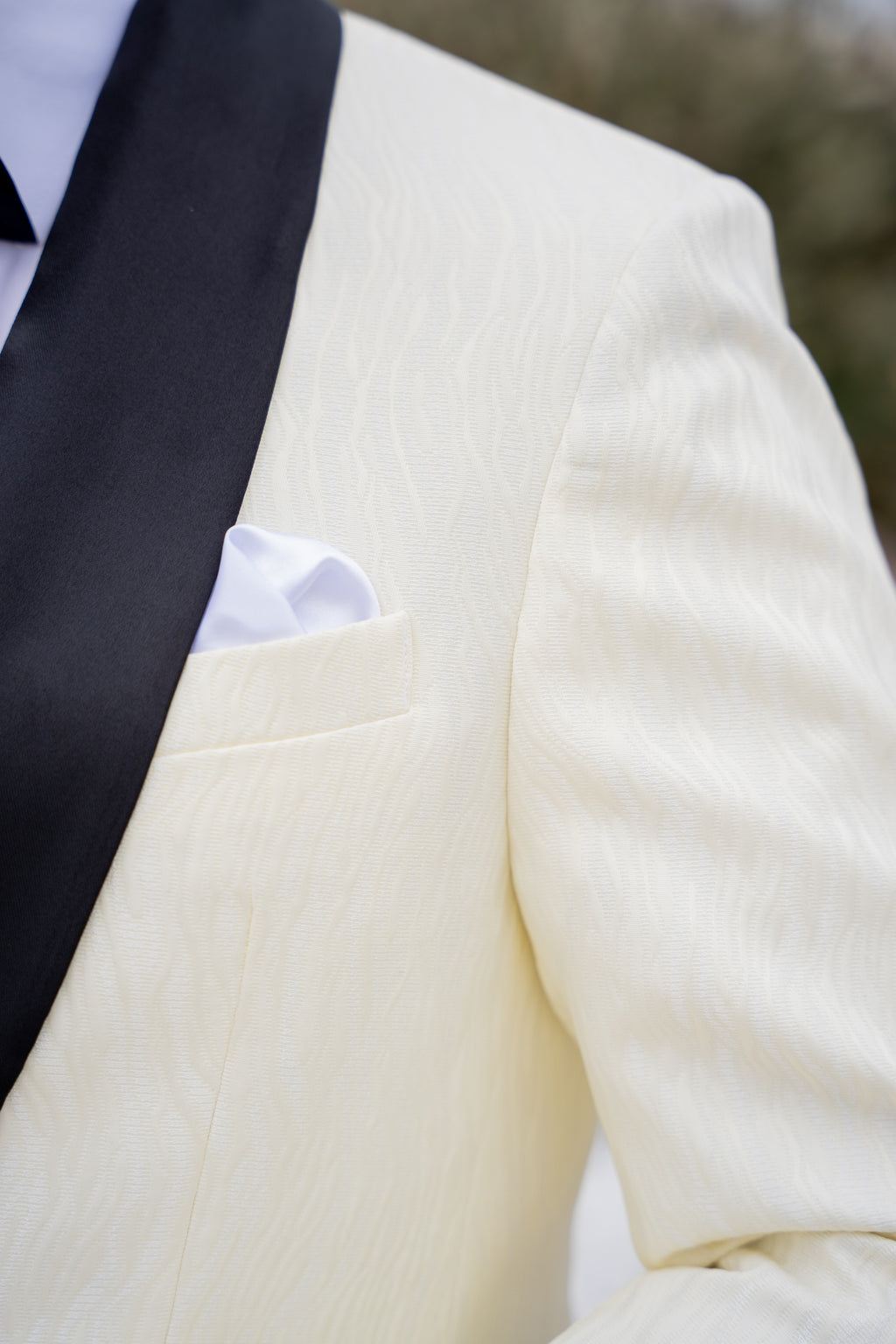 Costum alb ivory brocard de mire rever sal