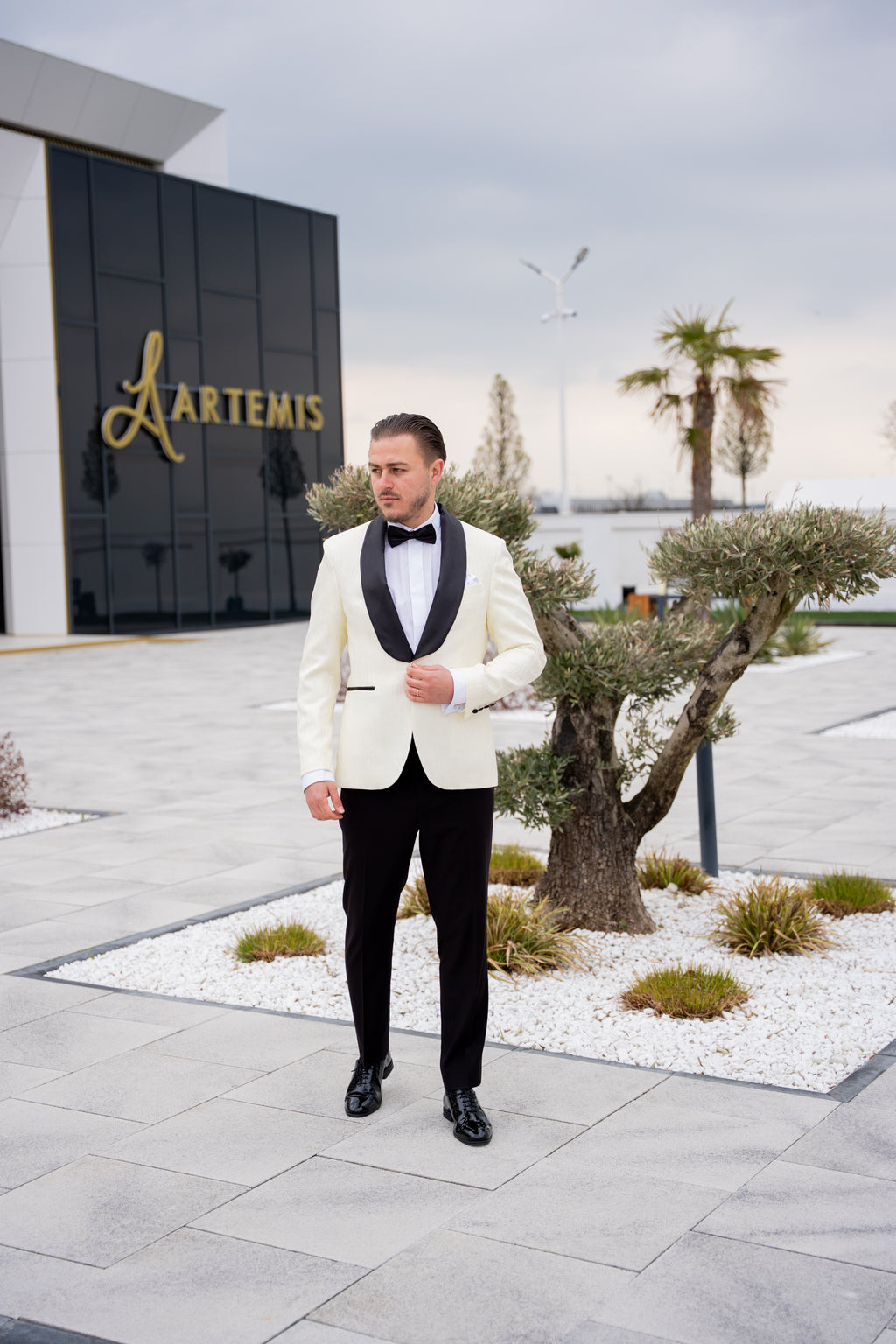 Costum alb ivory brocard de mire rever sal