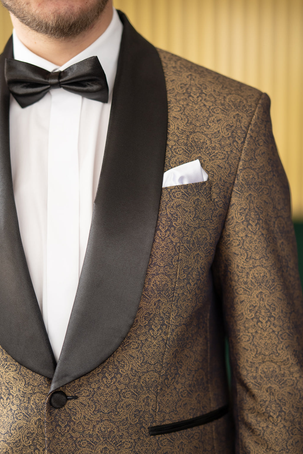 Costum ceremonie brocard auriu rever sal